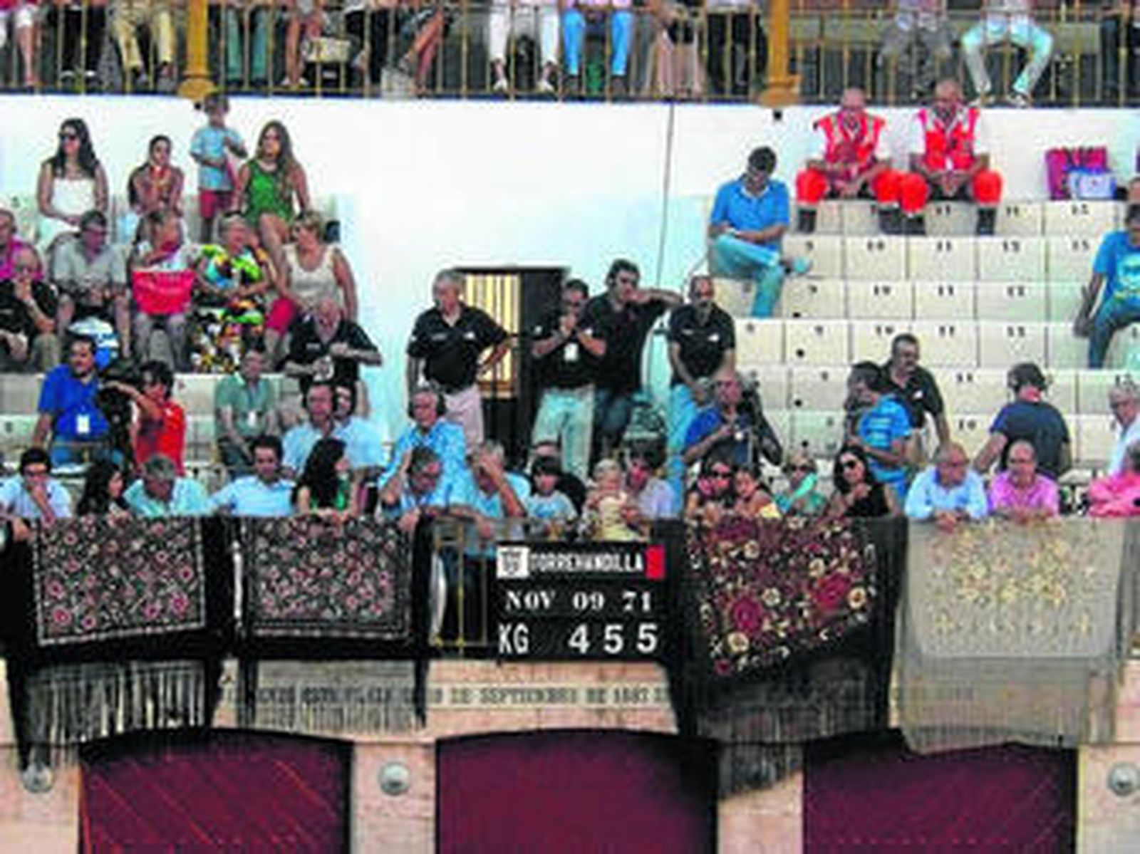 Mantones en el palquillo de la Escuela Taurina.