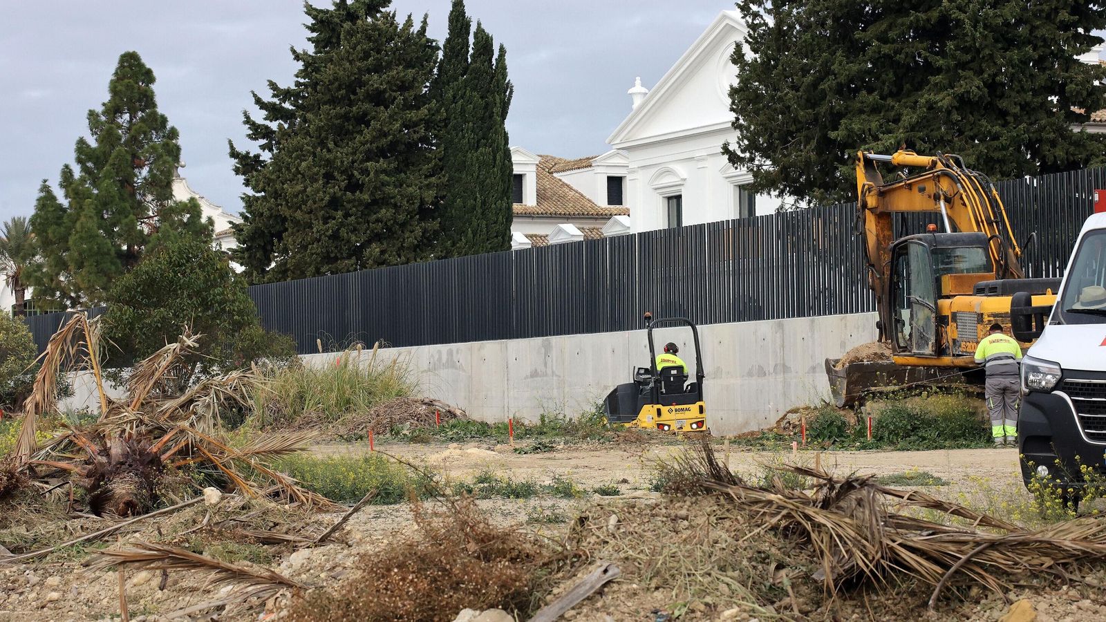 Operarios trabajando en el futuro paseo peatonal de Croft.