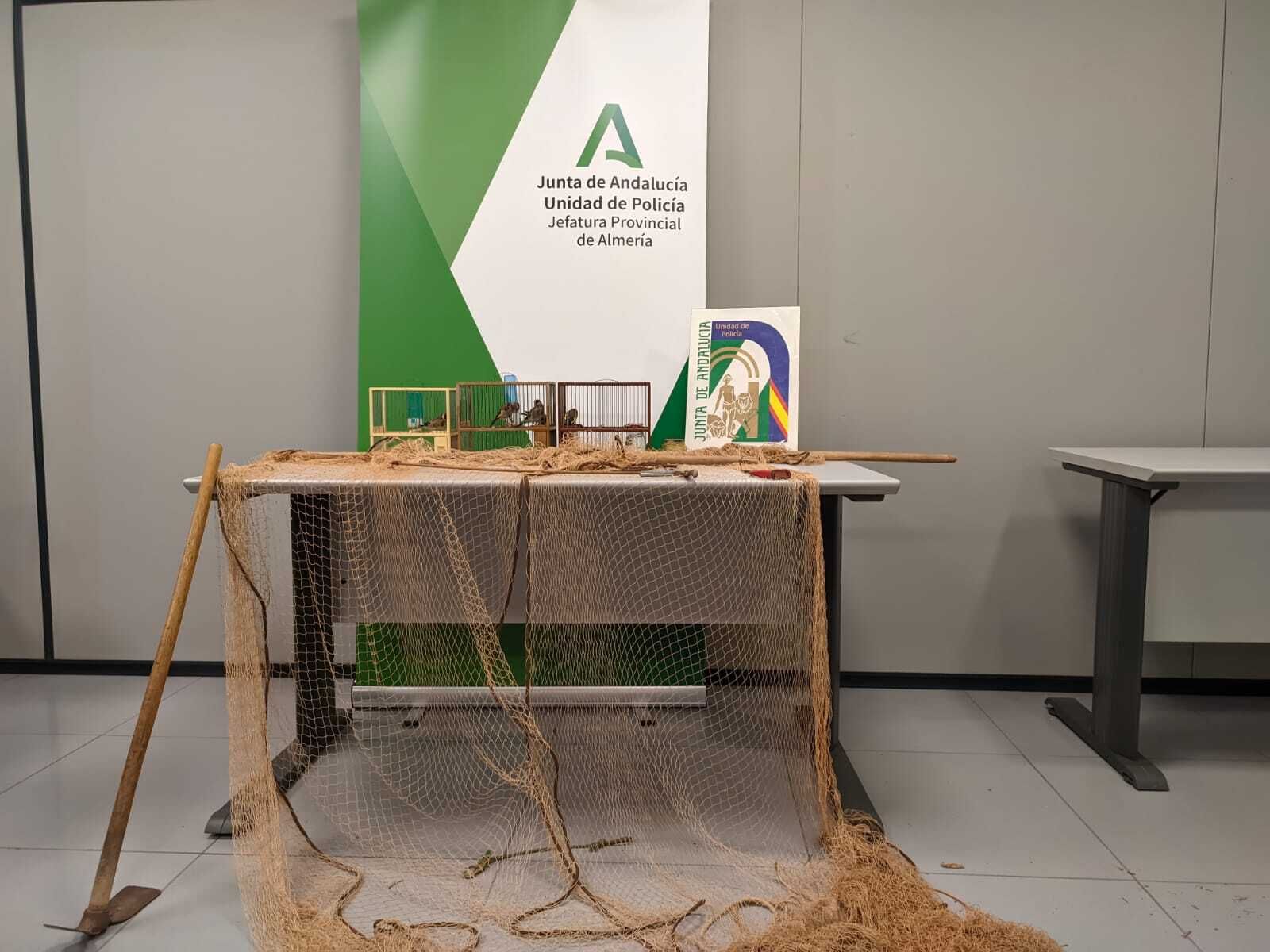 La Unidad de Policía Adscrita en El Ejido imputa un delito contra la fauna a dos furtivos por capturar aves fringílidas