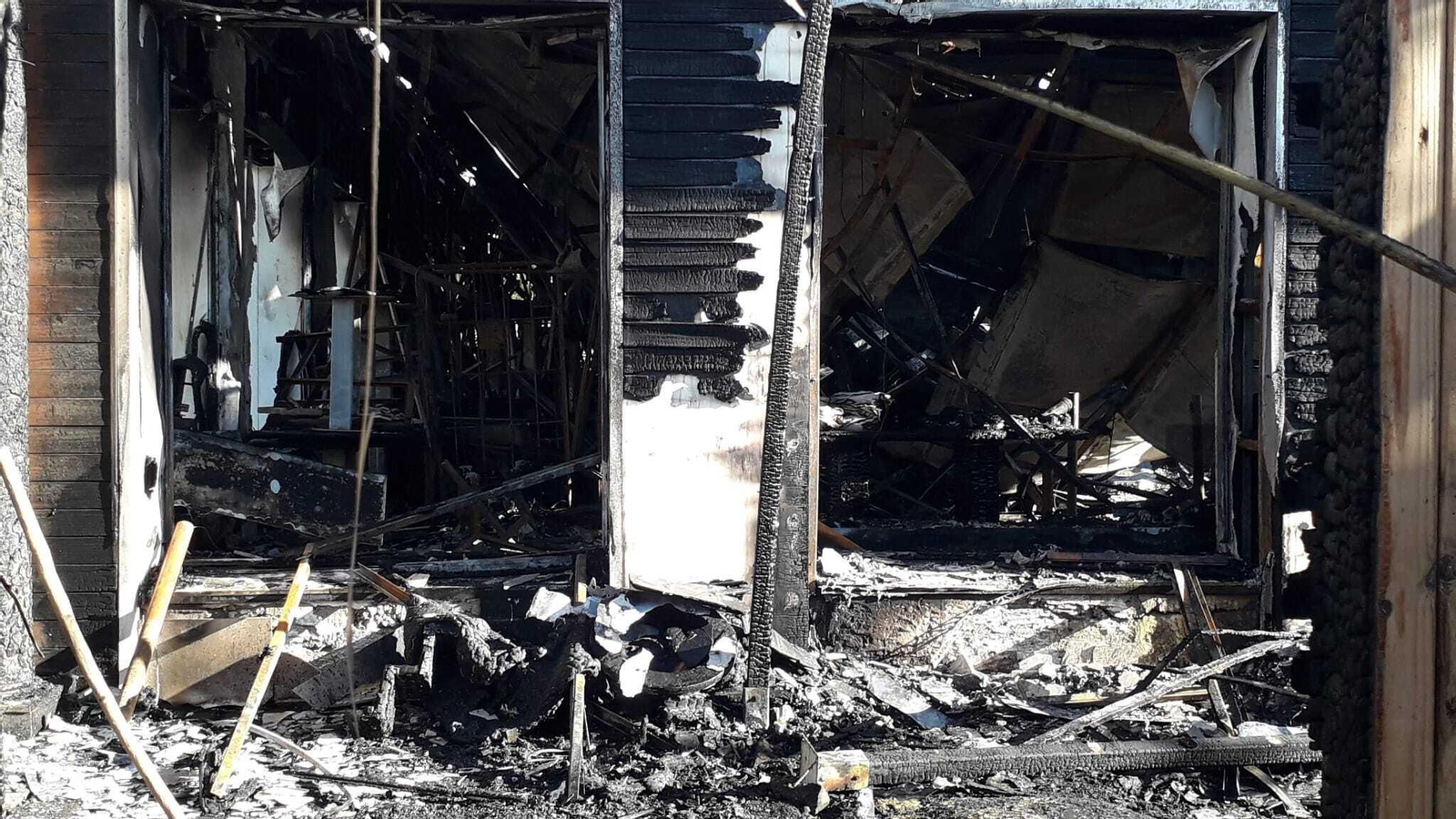 Las fotos del chiringuito Kokun de Torremolinos, arrasado por las llamas