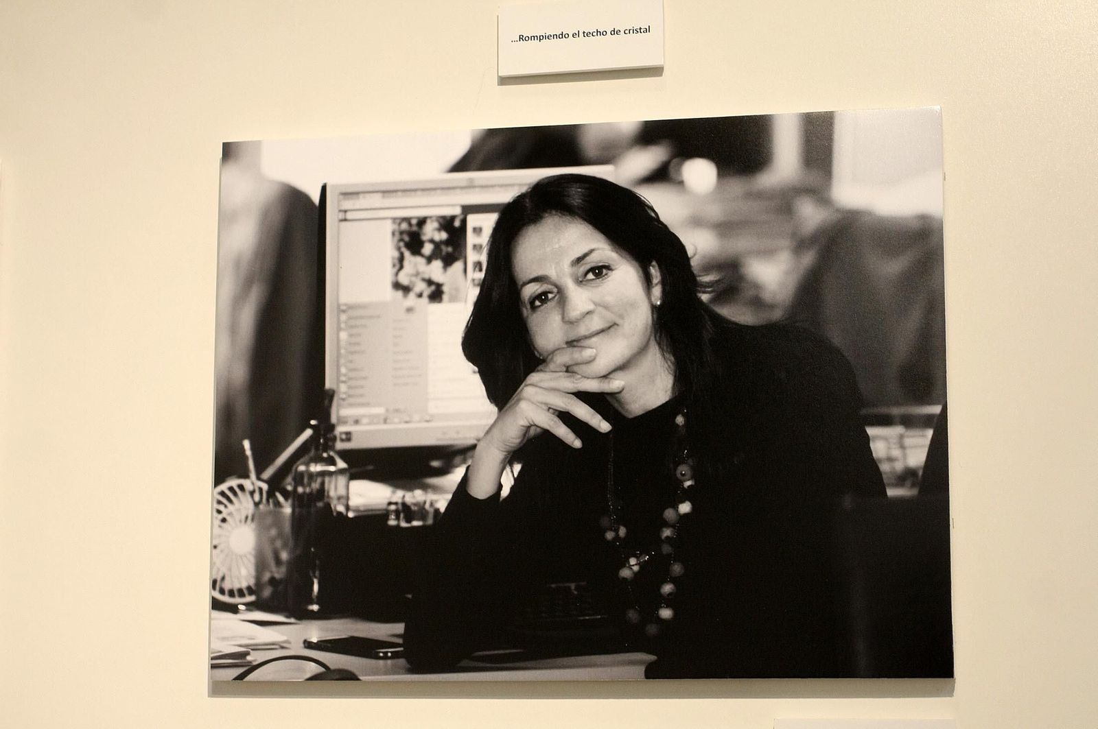 Imágenes de la mesa redonda "La presencia de la mujer en el periodismo" y exposición fotográfica "Pioneras", en el Centro de Comunicación Jesús Hermida, Huelva