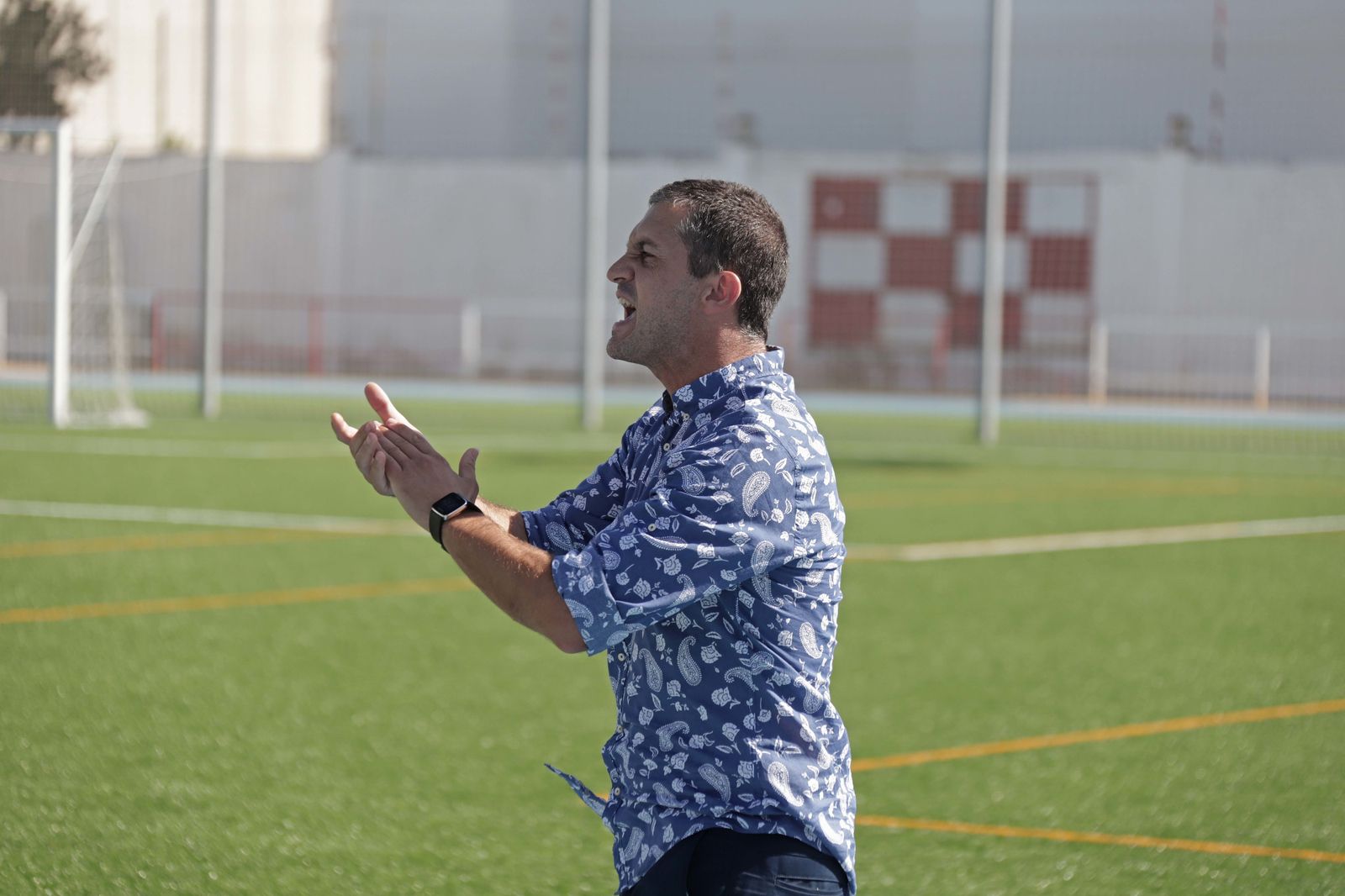 Mariano Marcos aplaude a sus jugadores durante un partido