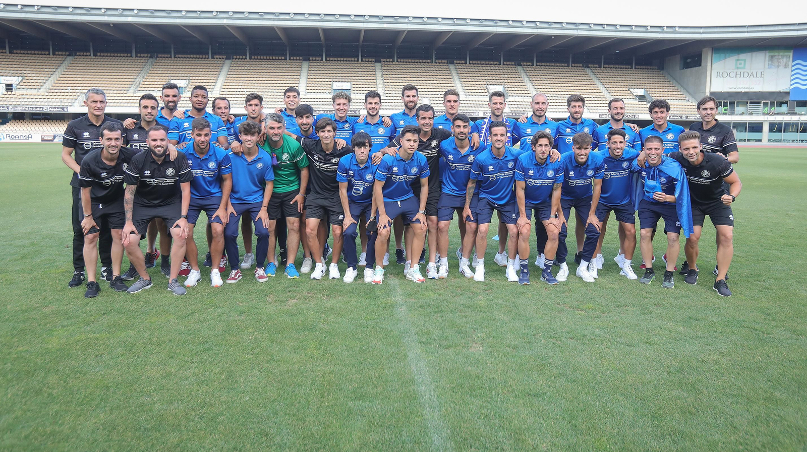 La plantilla y el cuerpo técnico del Xerez DFC, en Chapín durante la fiesta del ascenso.