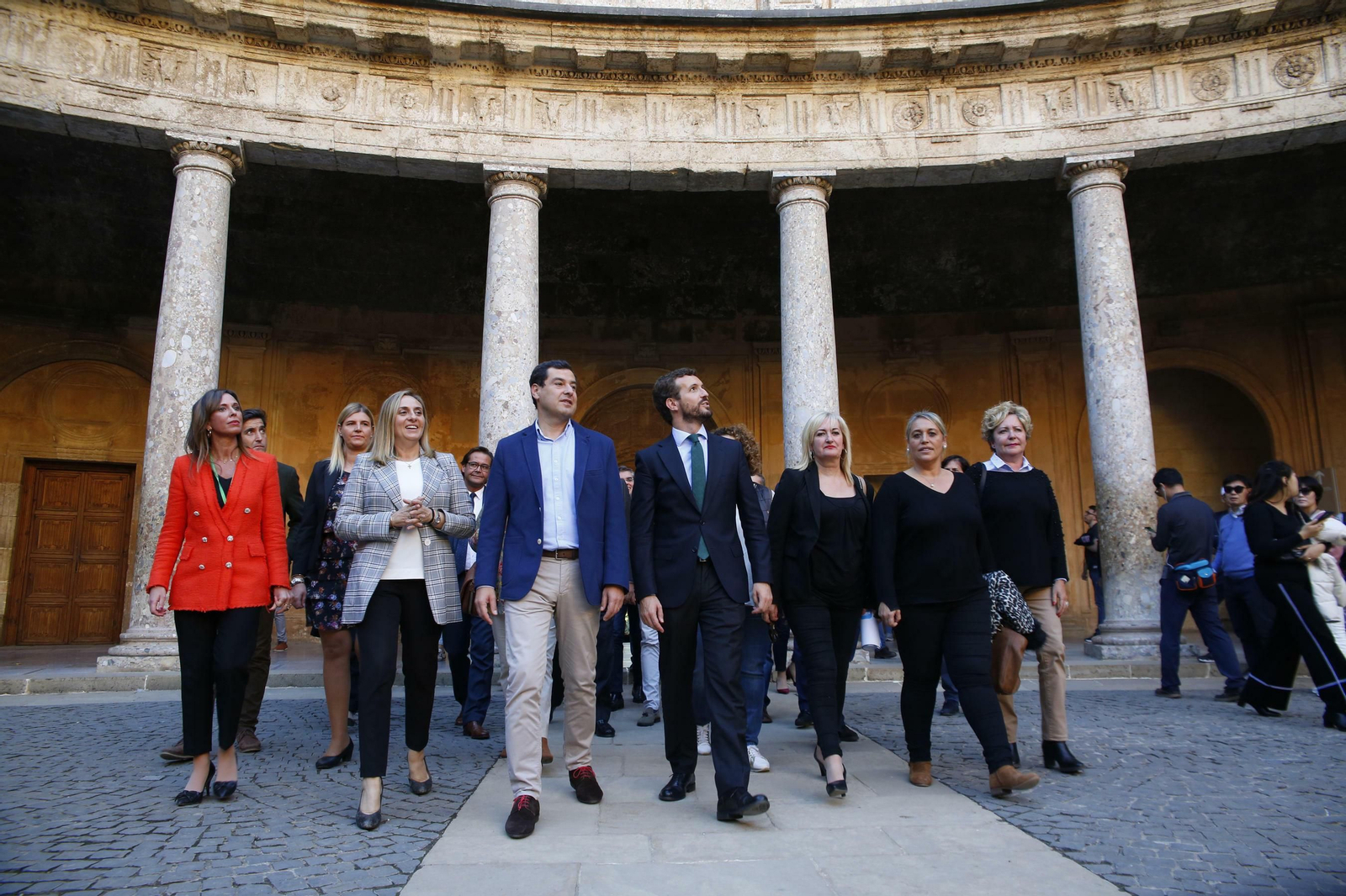 La comitiva del PP, encabezada por Pablo Casado, durante la visita a Granada.