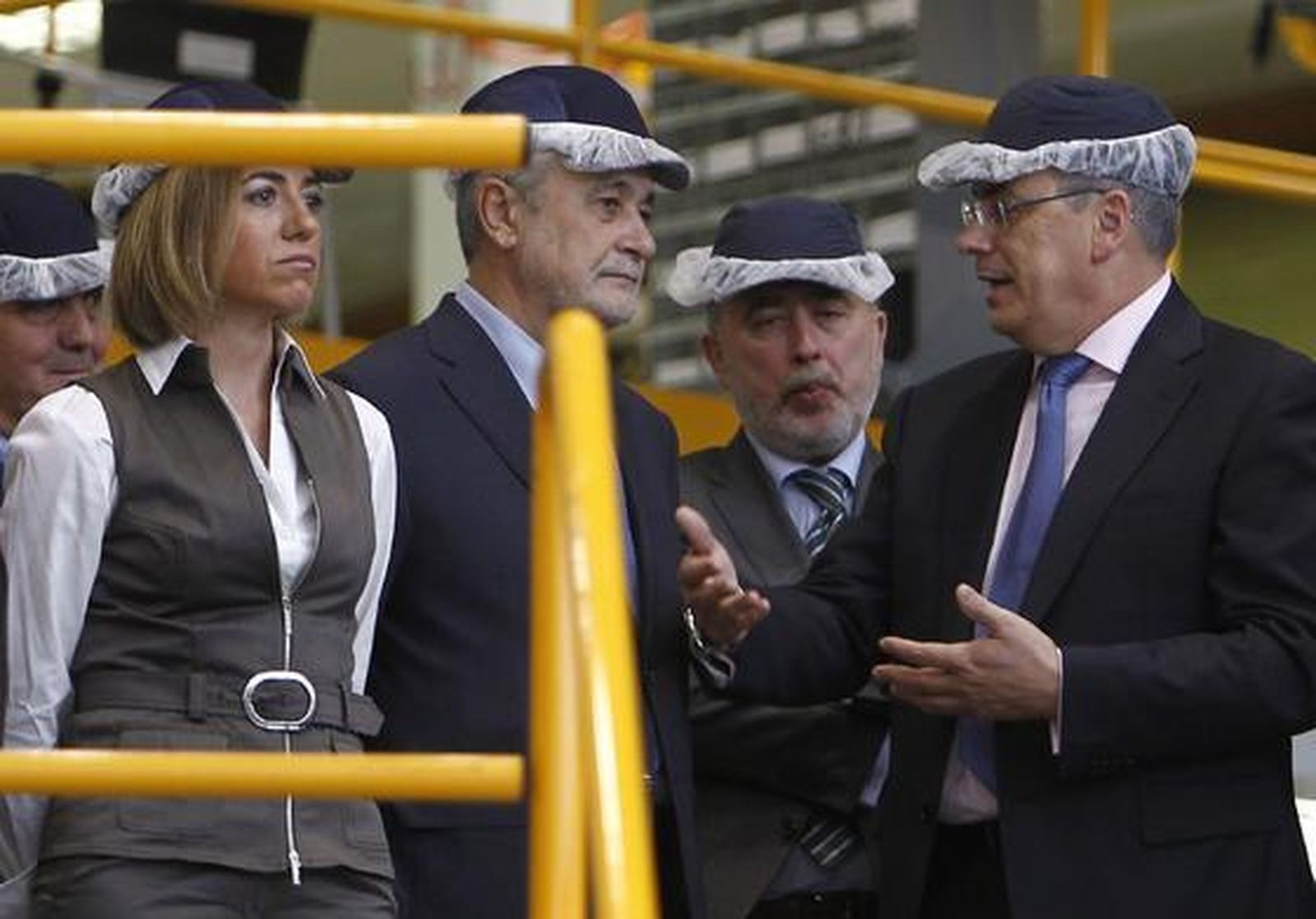 La ministra de Defensa, Carme Chacón; el presidente de la Junta de Andalucía, José Antonio Griñán; y el responsable de Airbus Military, Domingo Ureña; durante su visita a la planta de ensamblaje del avión militar.  Foto: Antonio Pizarro