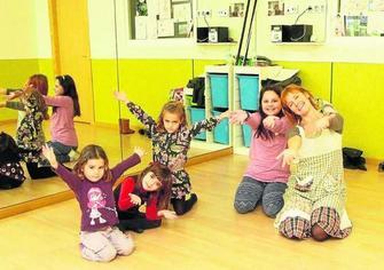 Silvia Luchetti impartiendo el taller a Ana, Lucía, Sofía y Marta en la Escuela de Flamenco 'El Jaleo'.