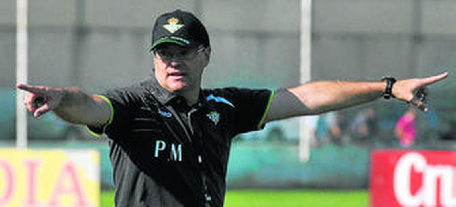 Pepe Mel da instrucciones a sus futbolistas, con los brazos abiertos, durante un entrenamiento llevado a cabo en la ciudad deportiva.