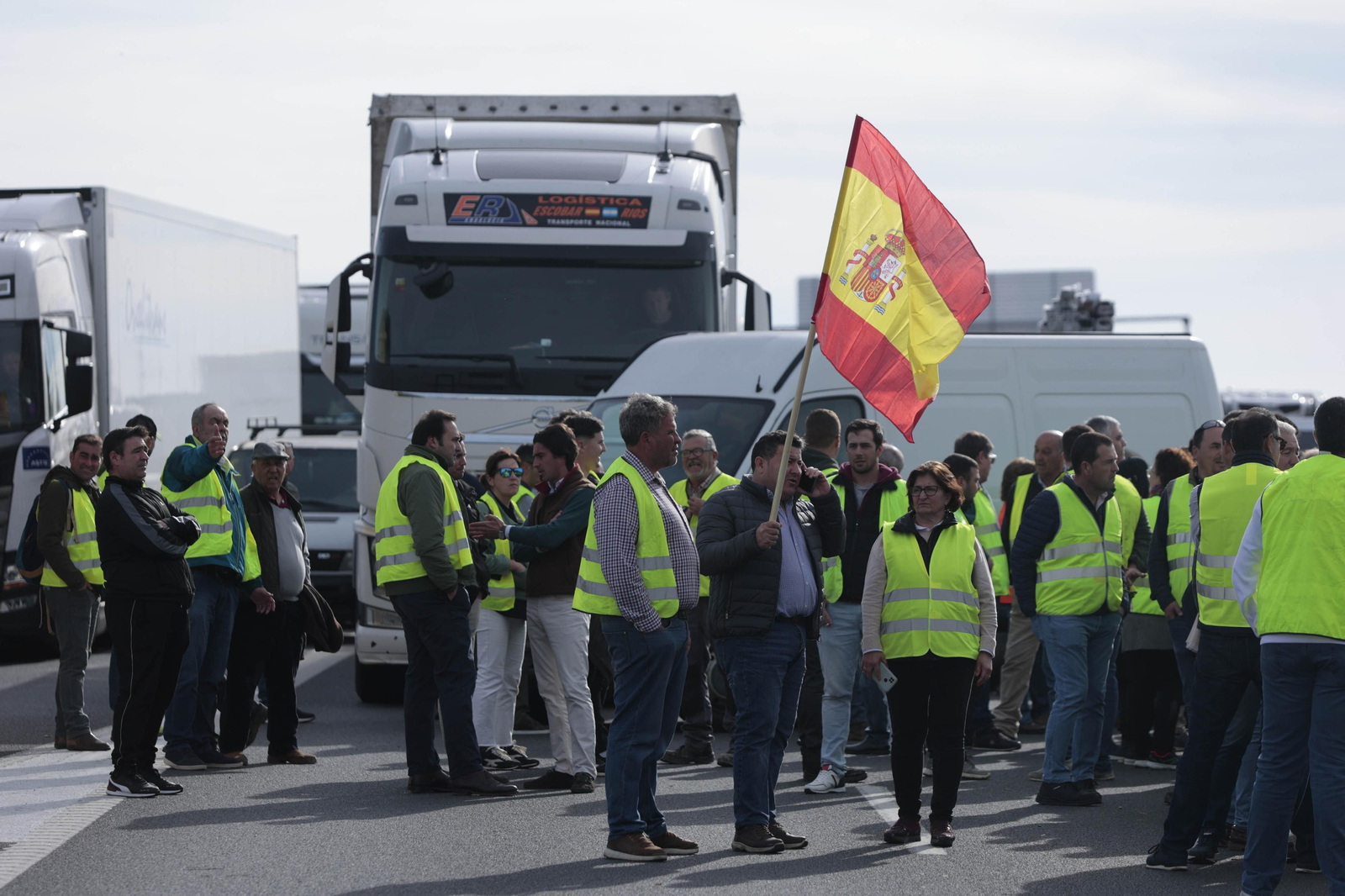 Las imágenes del corte de la A-49 por la protesta de los agricultores