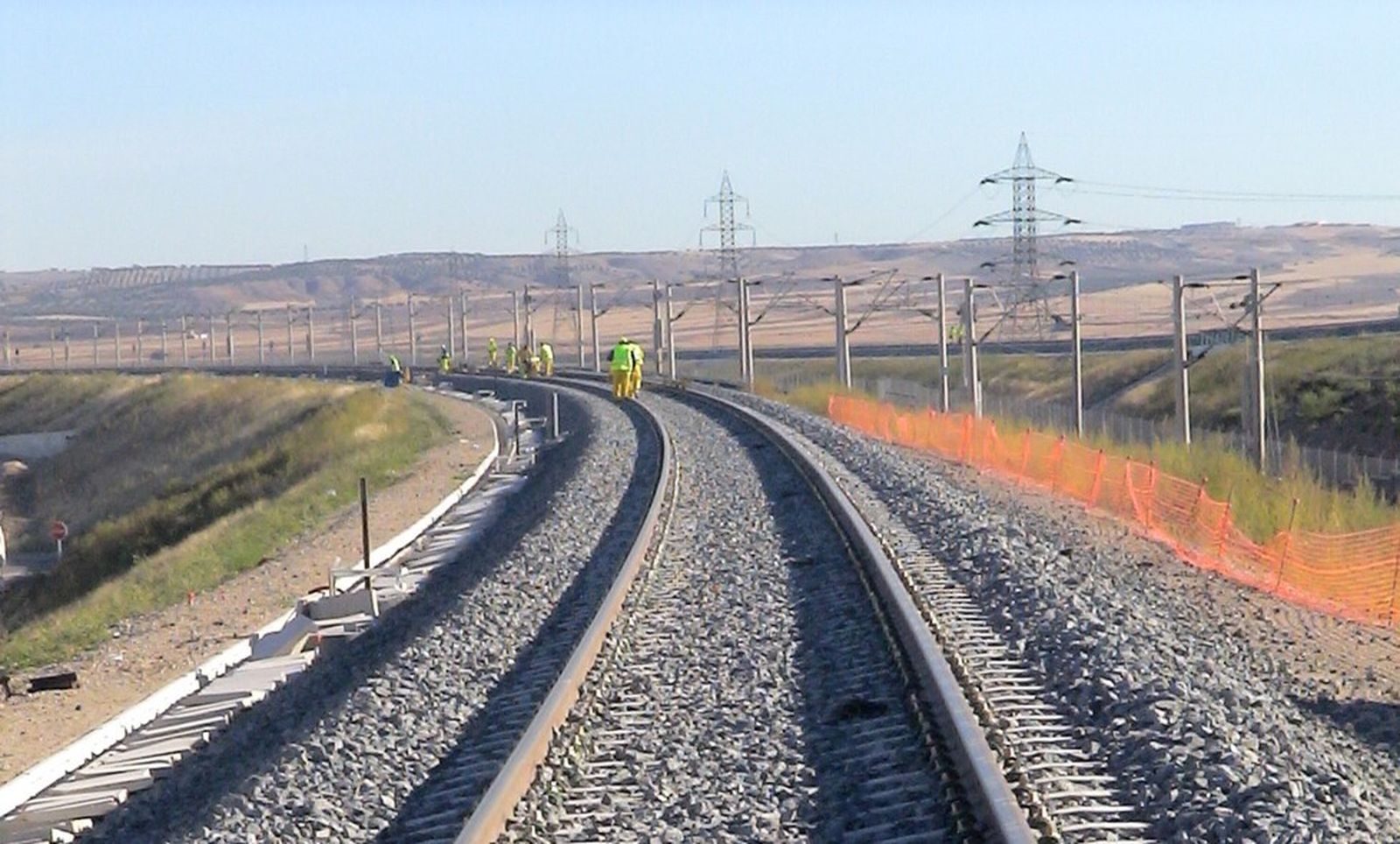 Operarios trabajando en las vías del AVE Sevilla-Madrid.