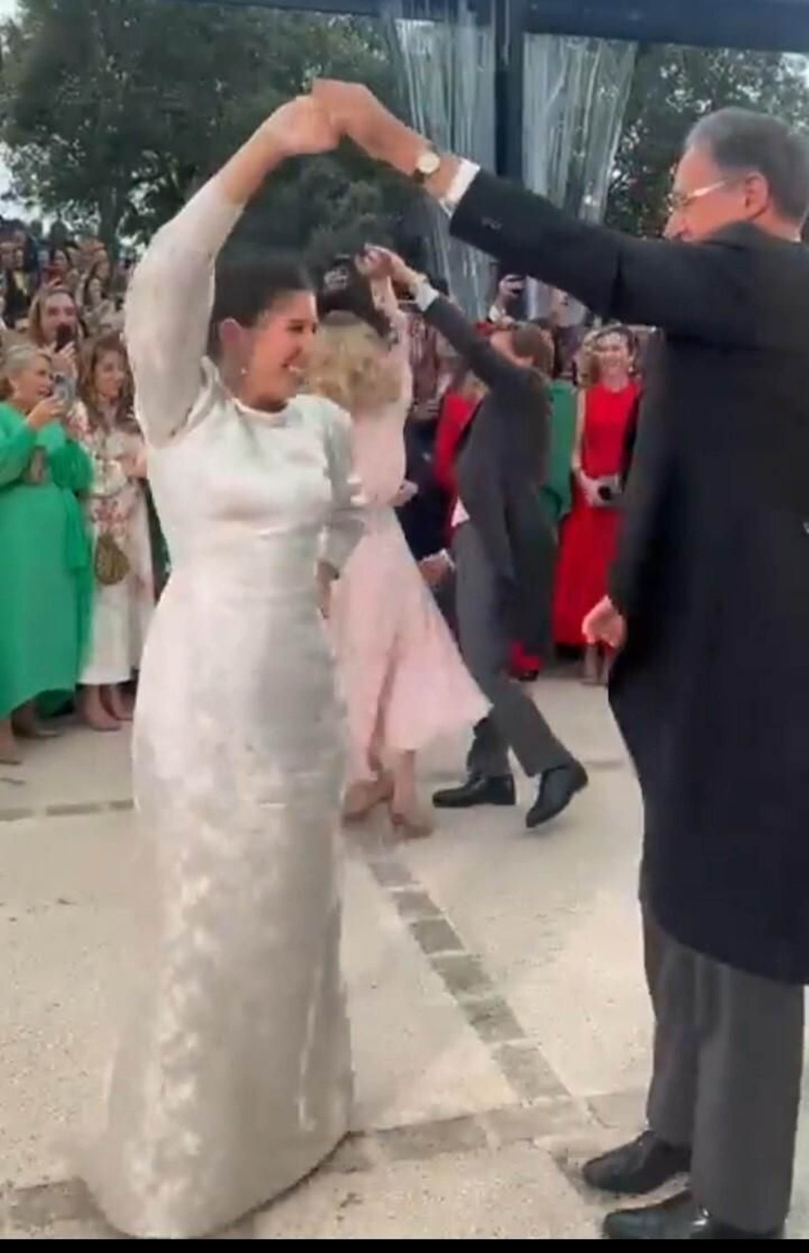Teresa Urquijo baila con su padre el chotis tras la apertura del baile de su boda