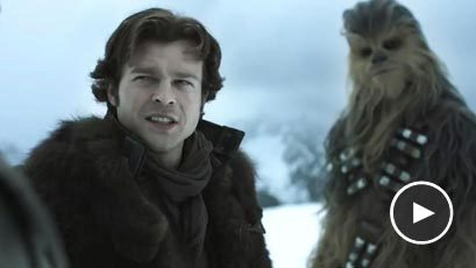 Alden Ehrenreich, en el papel de Han Solo, con Chewbacca al fondo.