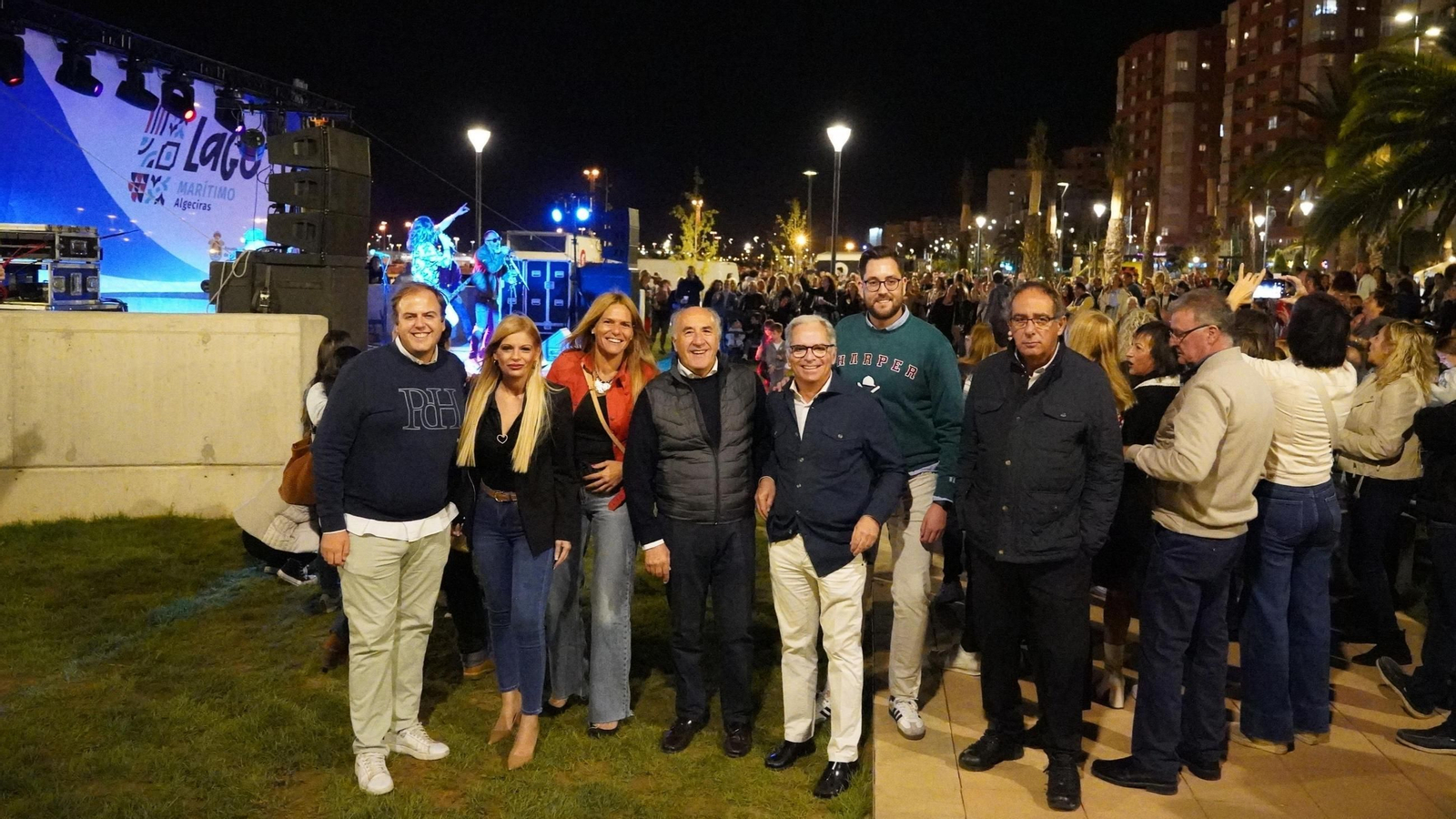 El alcalde de Algeciras, José Ignacio Landaluce, junto a varios miembros del equipo de gobierno, asisten al concierto del grupo tarifeño ‘Malamanera’, que se celebró en el auditorio al aire libre del Lago Marítimo.