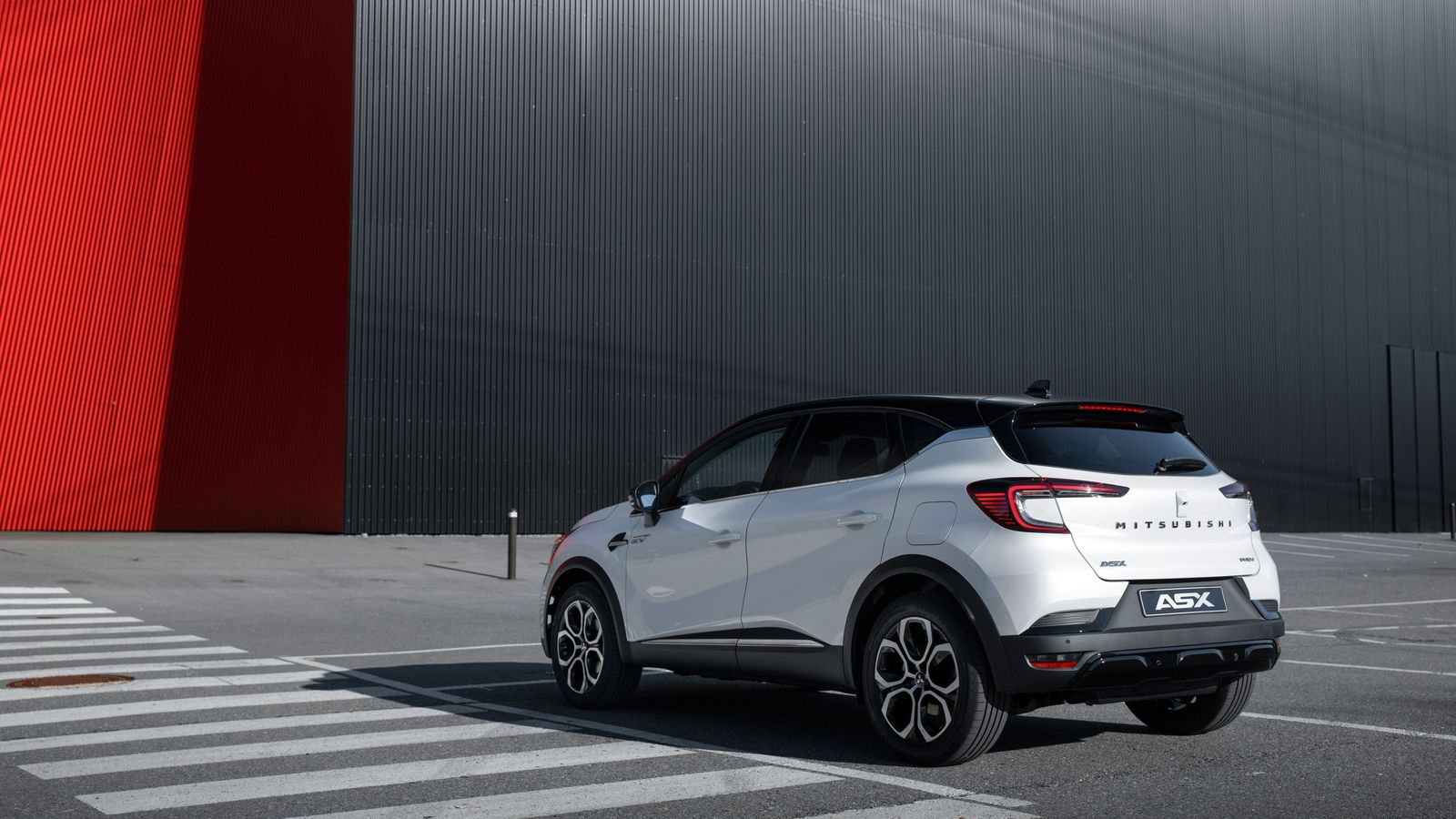 Del Captur de Renault recibe este nuevo ASX todos sus motores. Entre las versiones más llamativas, probablemente la PHEV-