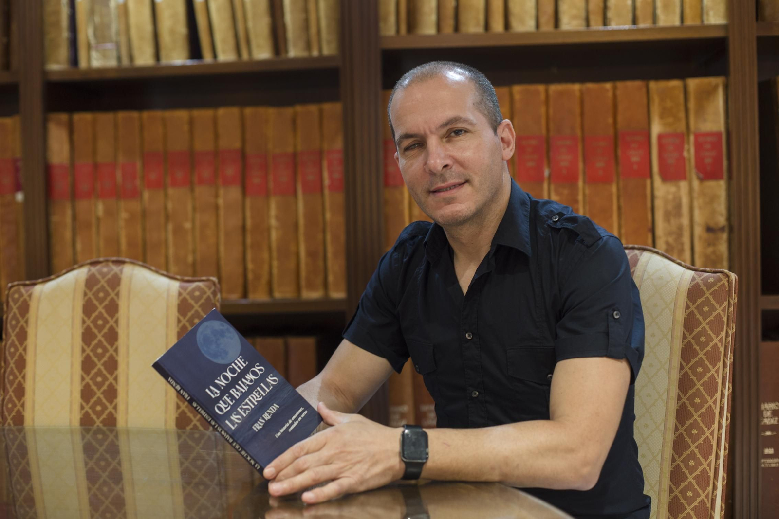 Fran Renda, con su libro, en la Hemeroteca de Diario de Cádiz.