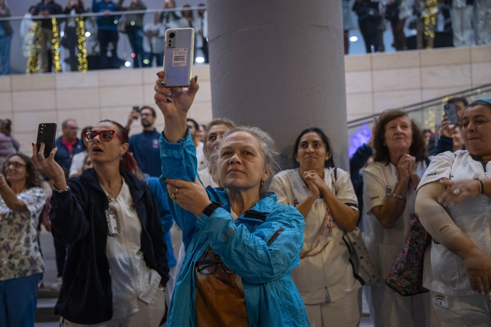 El encendido del alumbrado navideño del Hospital Universitario Torrecárdenas, en imágenes