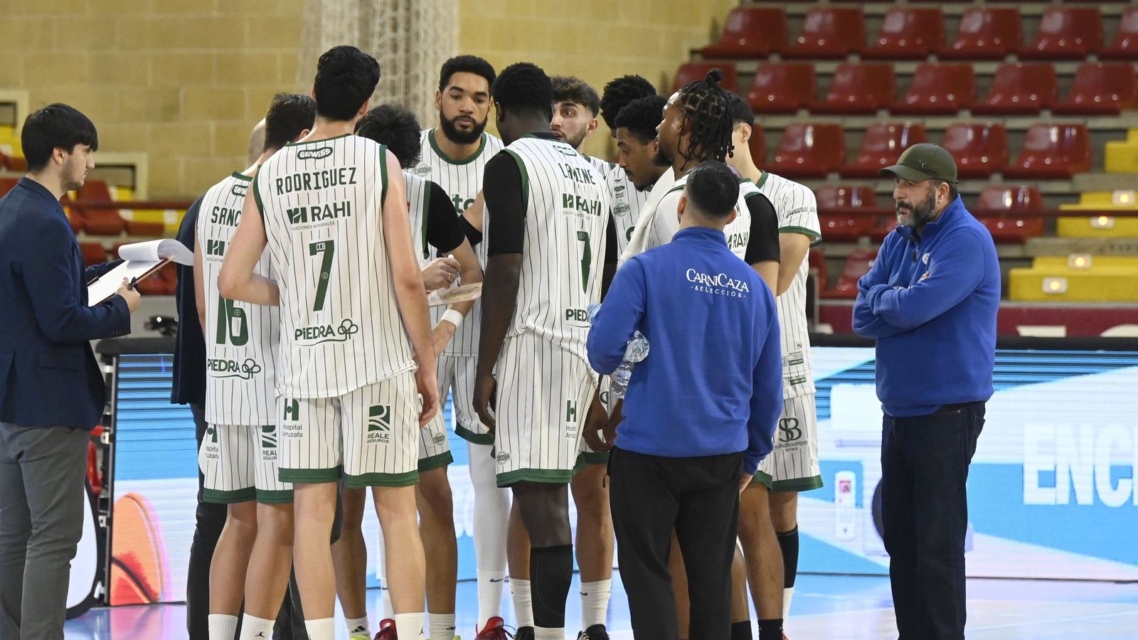 Gonzalo Rodríguez da órdenes durante un tiempo muerto.