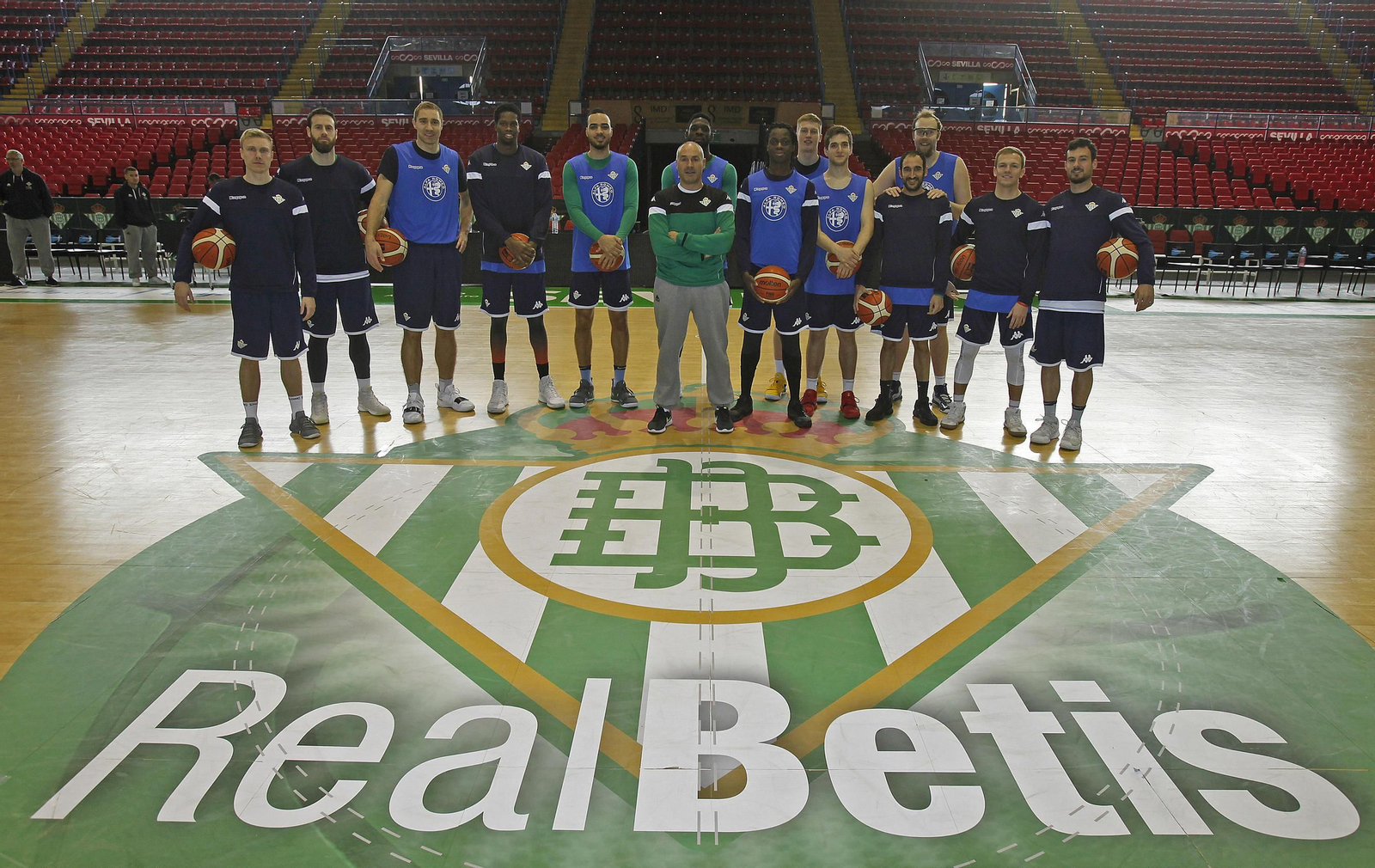La plantilla del Betis Baloncesto, con Curro Segura al frente, posa tras entrenar ayer.