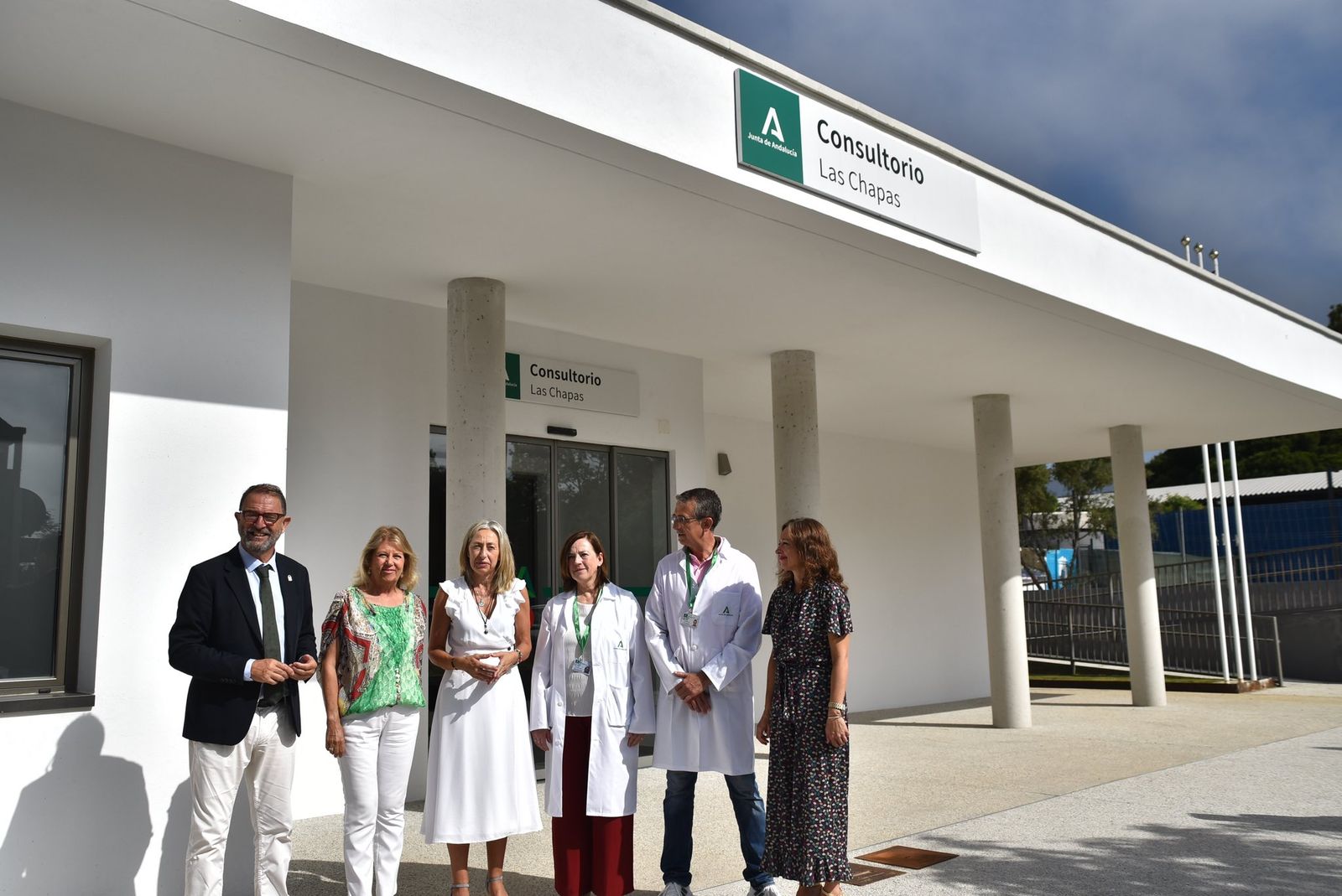 La consejera de Salud, el delegado y la alcaldesa en la inauguración del consultorio de Las Chapas.