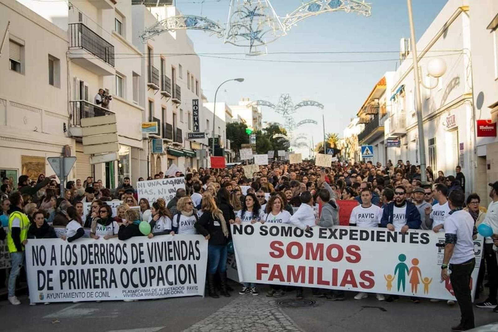 Miles de personas recorrieron las calles del municipio tras dos pancartas.