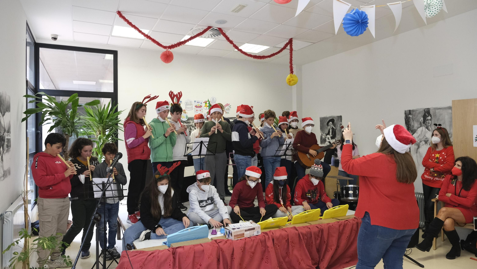 Escolares llenan de villancicos y felicitaciones navideñas las residencias de mayores