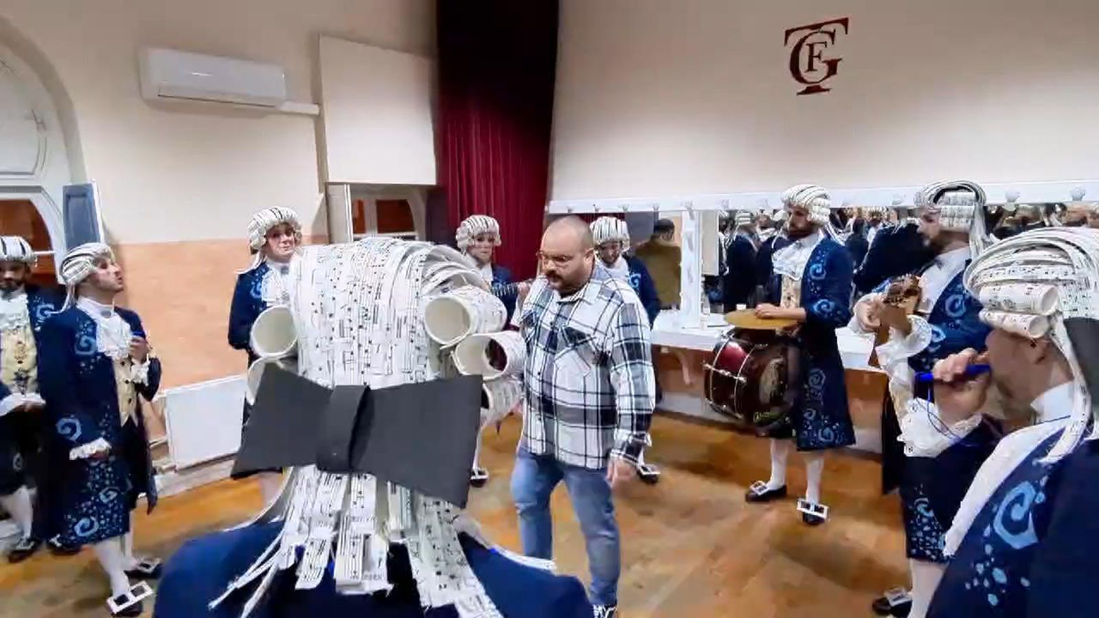 Pasodoble de 'La chirigota clásica' en camerinos.