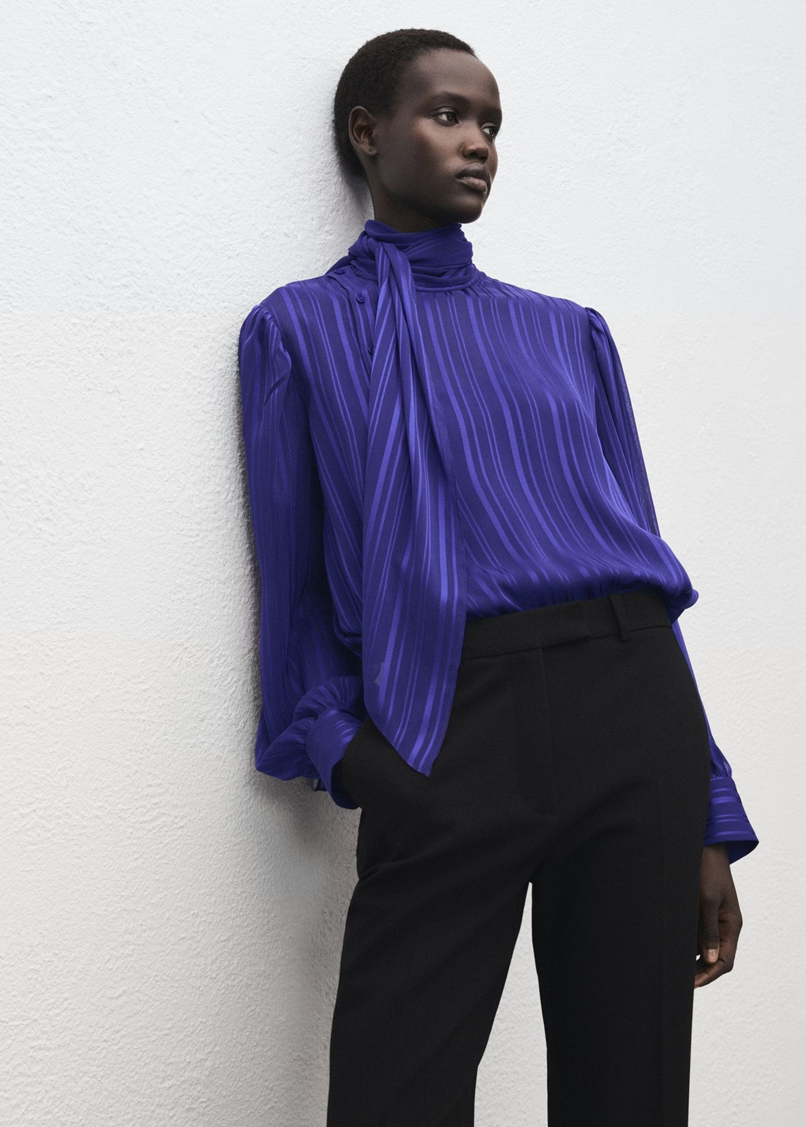 Blusa con lazada de Mango.