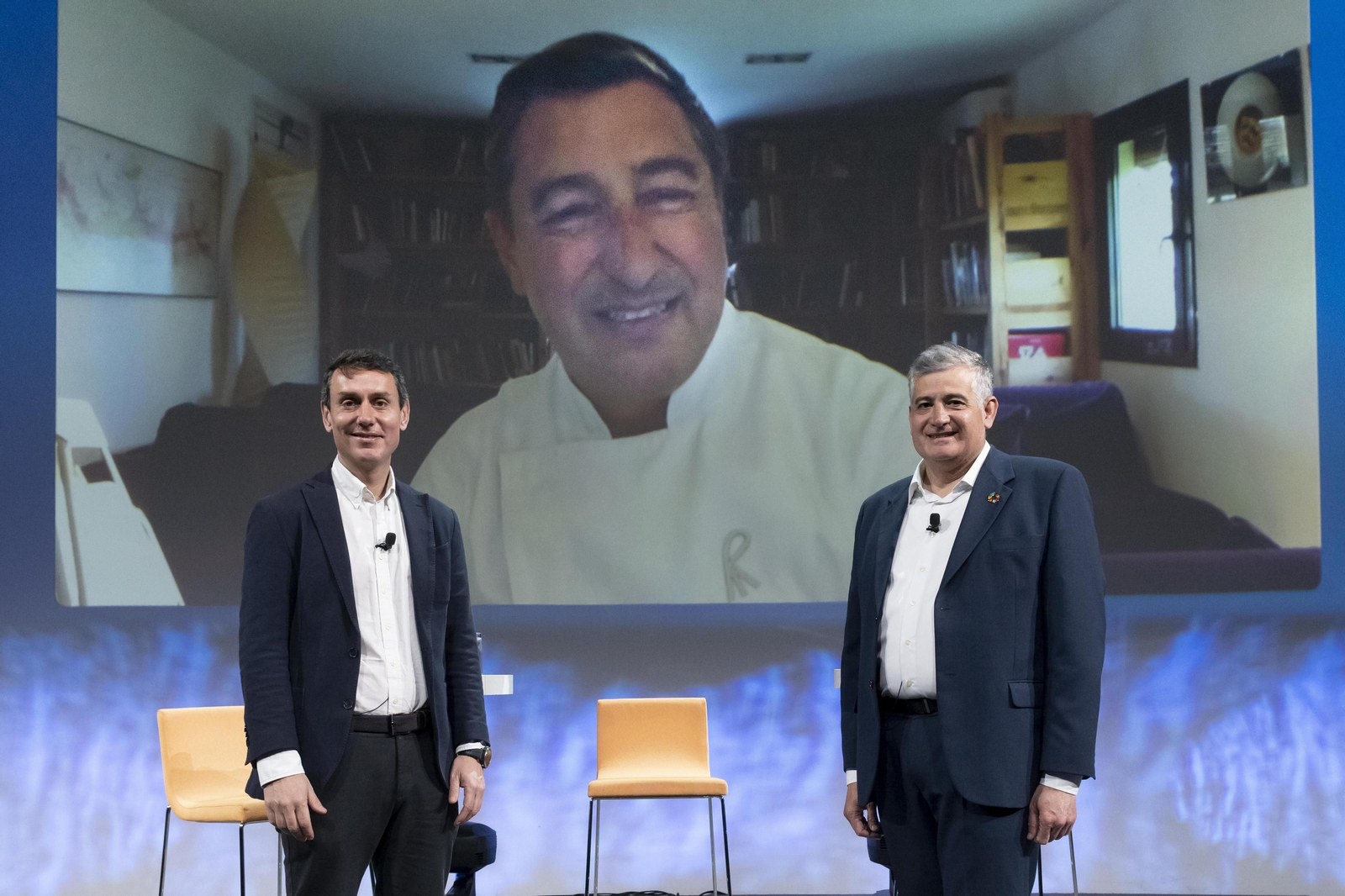 Alberto Cano (BBVA), Joan Roca (El celler de Can Roca, en pantalla) y Fernando García de la Cruz (aceites García de la Cruz)