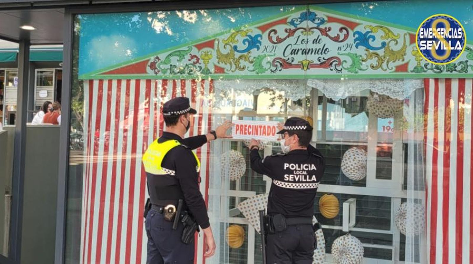 La Policía precinta la terraza Caramelo.