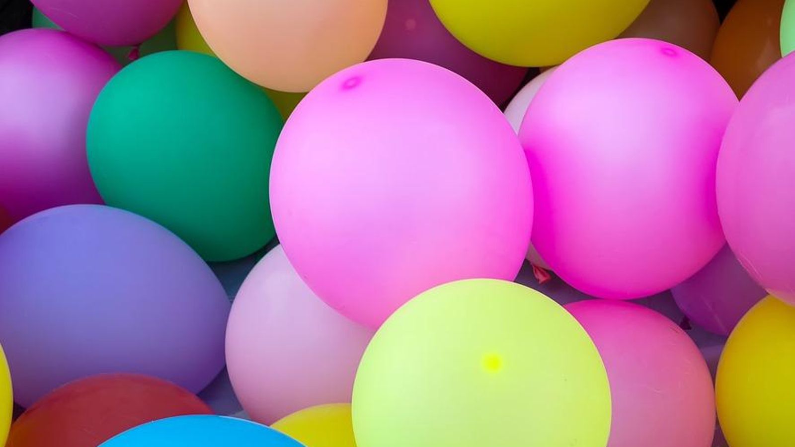 Este gas suele usarse para hinchar globos, que también se emplean como contenedores para inhalar la droga