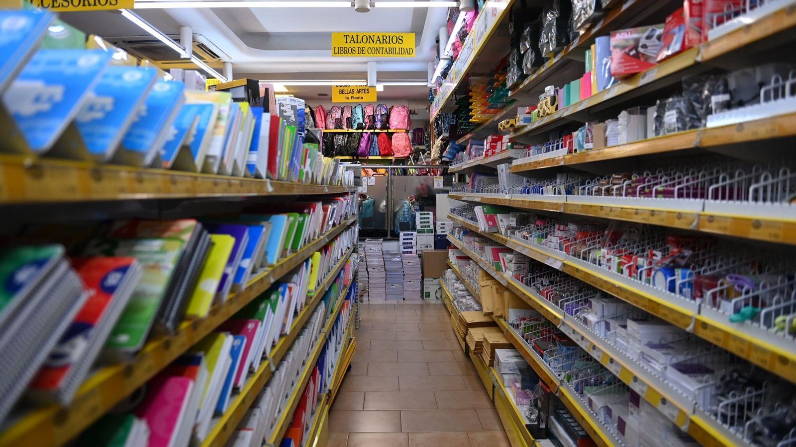 Las papelerías de Málaga aseguran que muchas familias van a optar por reciclar materiales de otros años