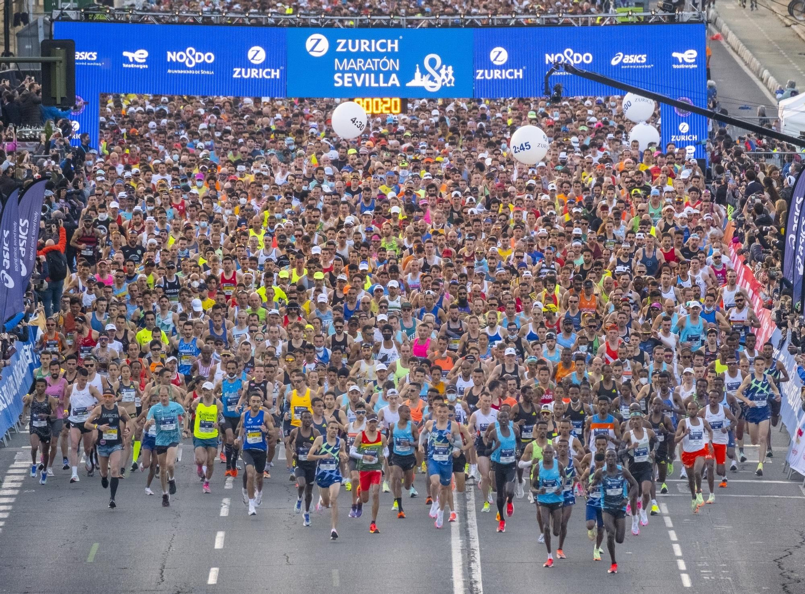 La salida del Zurich Maratón de Sevilla en su edición de 2022.