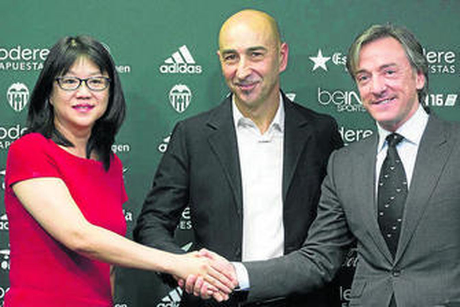 Pako Ayestarán, entre la presidenta, Layhoon Chan, y García Pitarch.