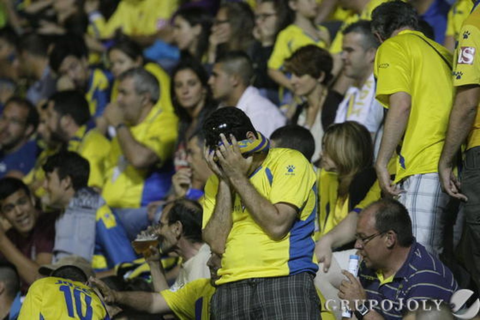 Manos a la cabeza en la grada. 

Foto: Julio Gonzalez