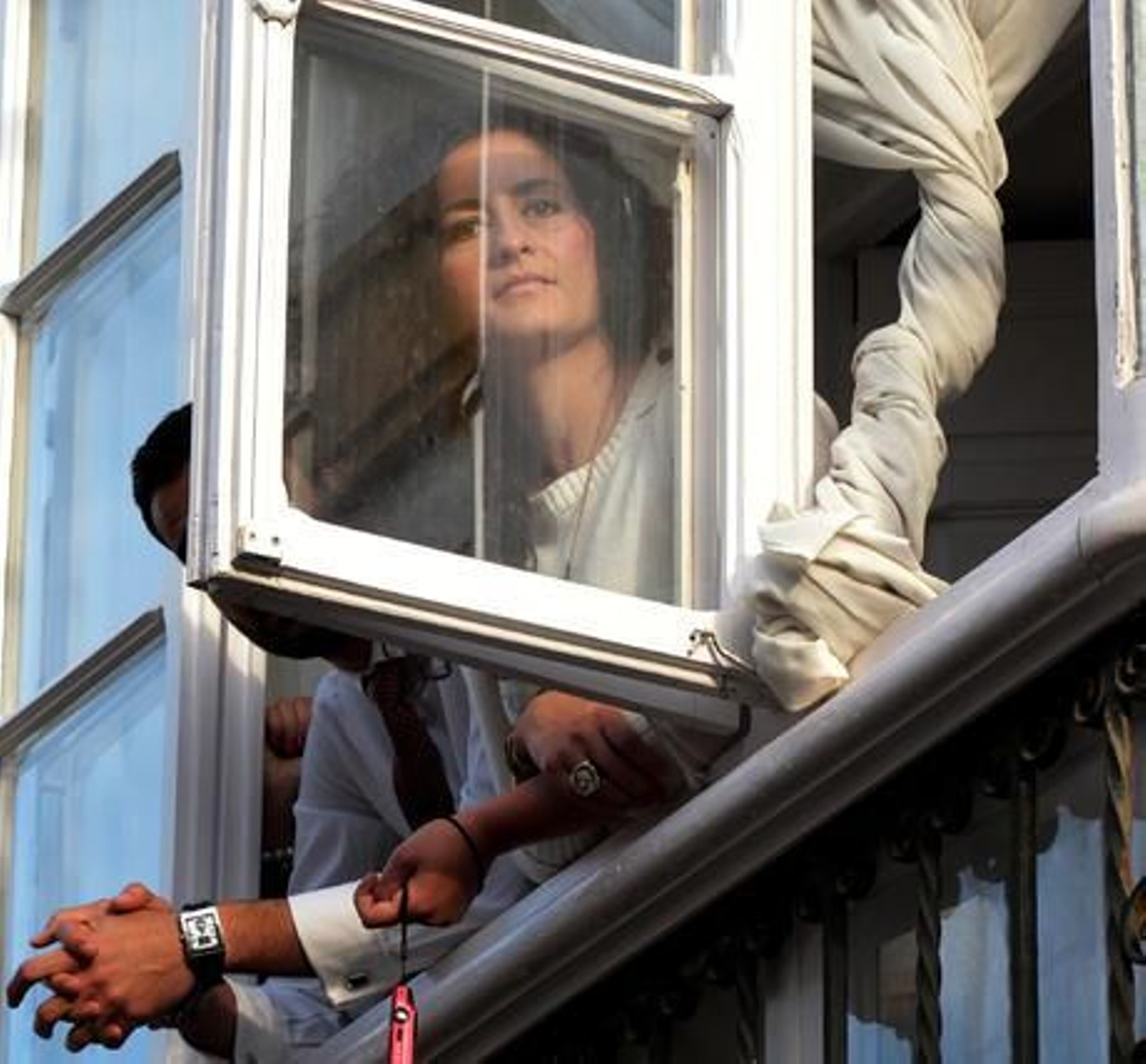 Una mujer contempla el discurrir de la Hermandad del Transporte desde una ventana de la calle Nueva.

Foto: Miguel Angel Gonzalez