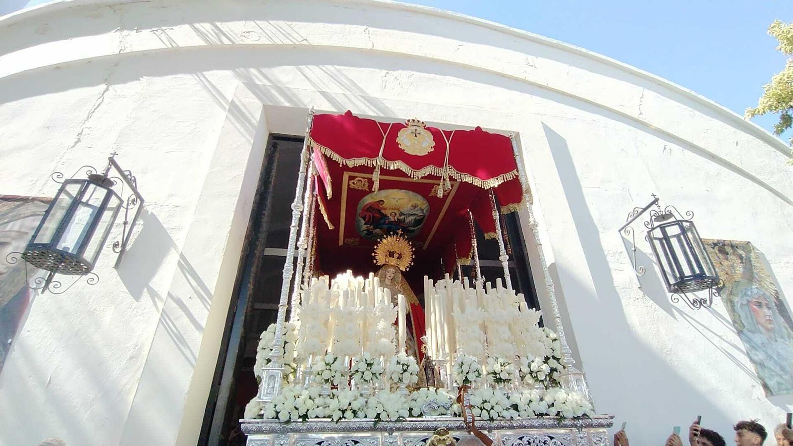 Paso de palio de las Angustias, en su primera salida procesional, que se ha encargado de iniciar los traslados de la Magna en San Fernando.