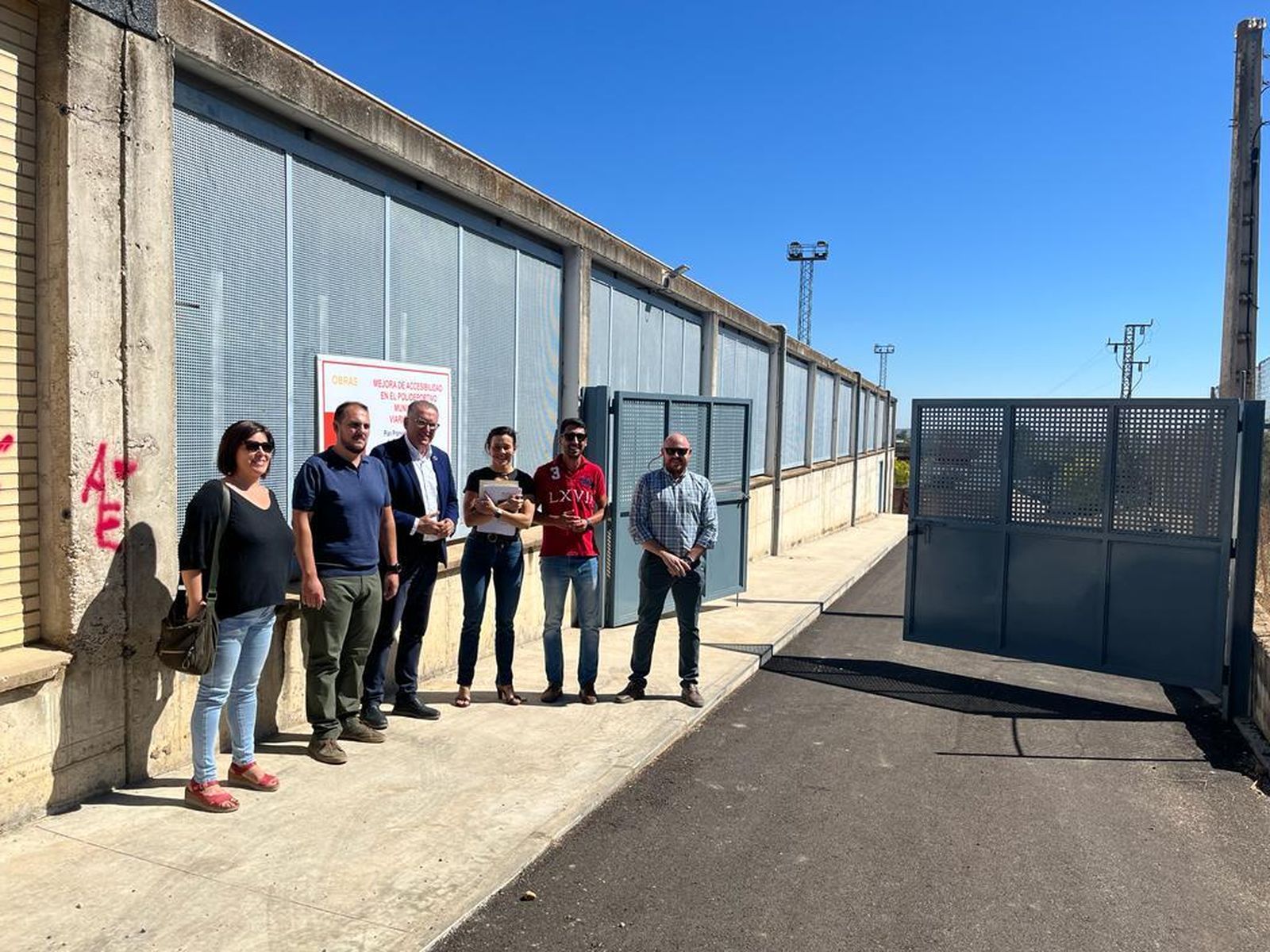Visita al polideportivo municipal de Adamuz.