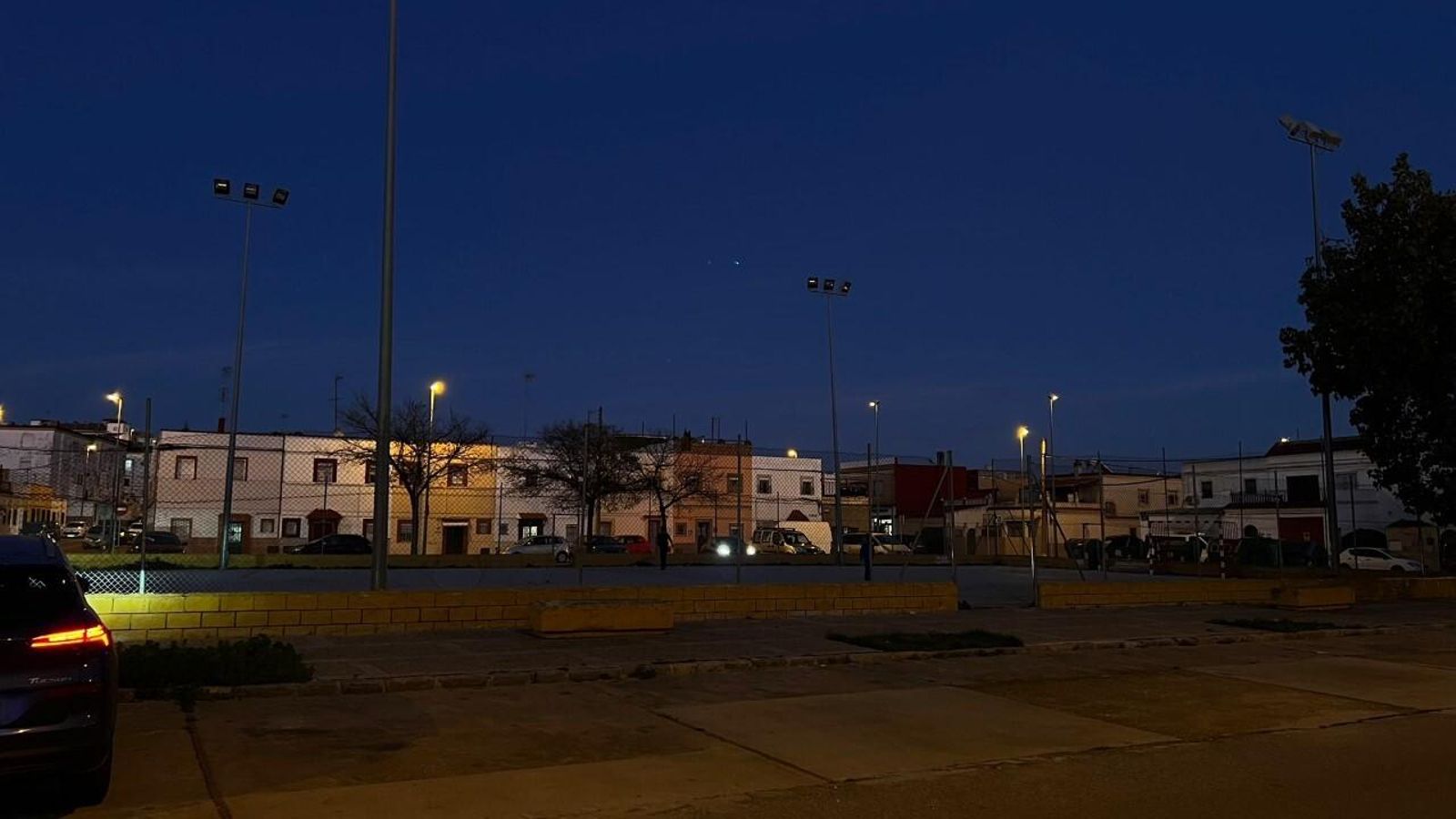 Zona de la pista deportiva con falta de iluminación.