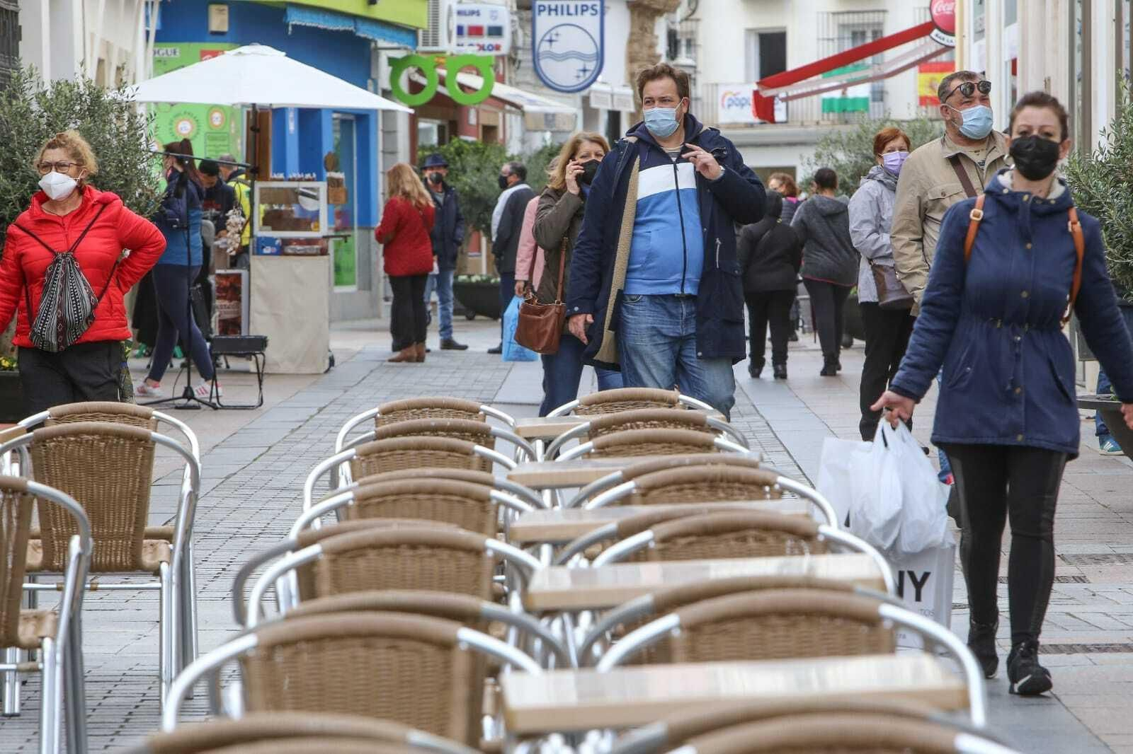 Terraza de una cafetería en Chiclana que ha permanecido cerrada durante más de una semana.