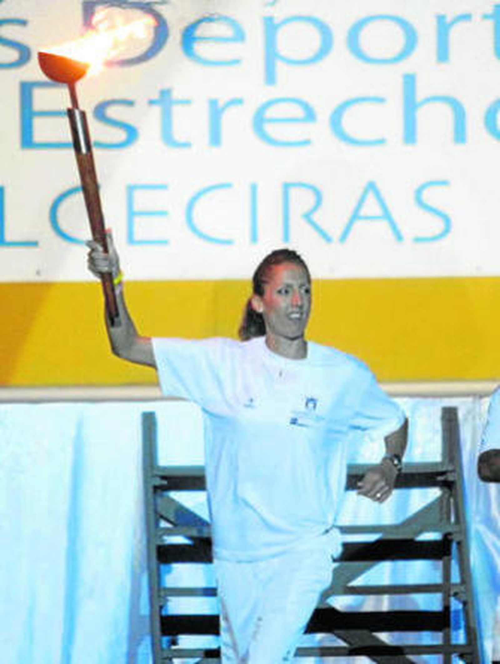 Ainhoa Pinedo, con la antorcha de los pasados Juegos del Estrecho.
