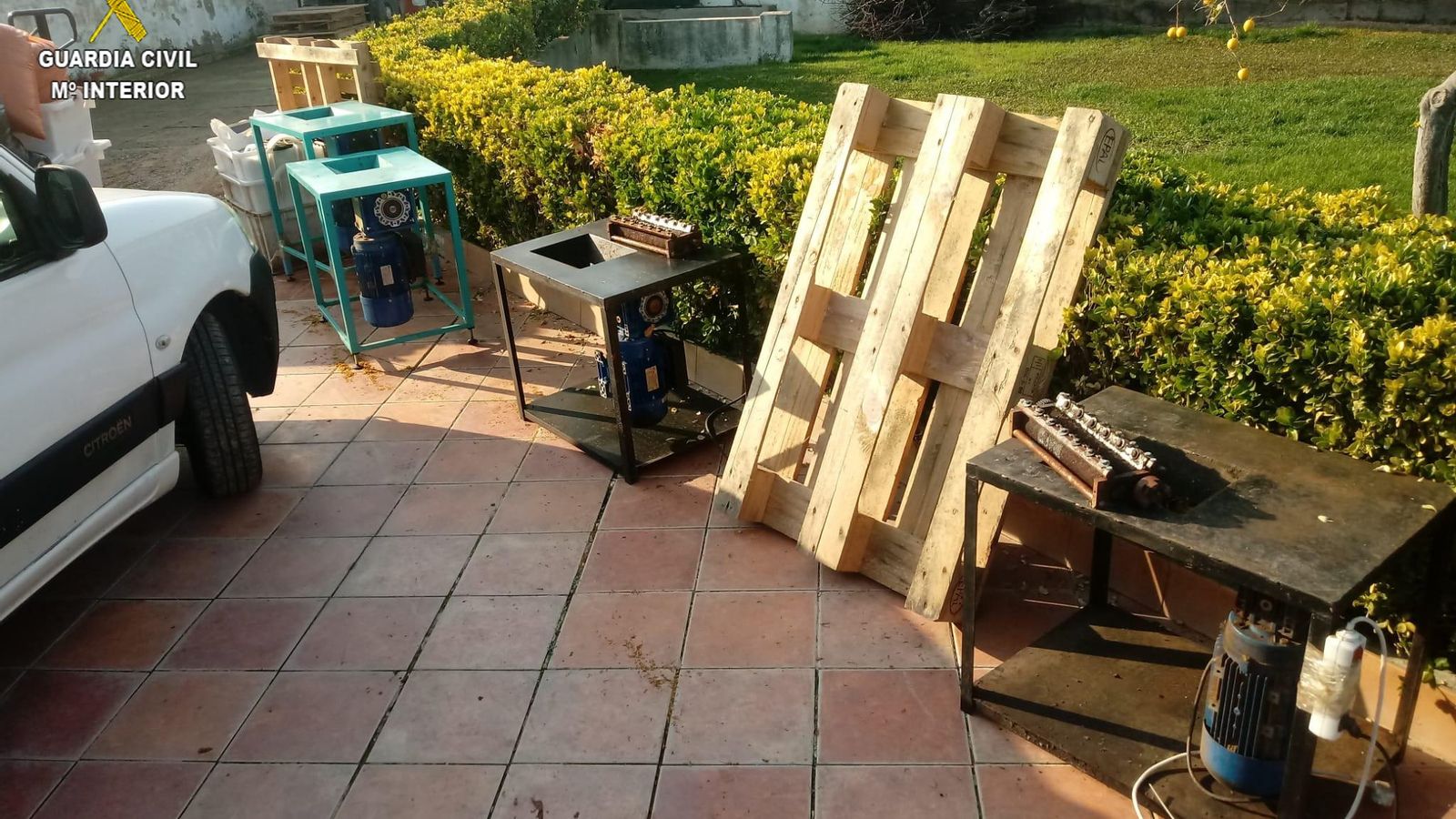 Las picadoras intervenidas en la casa.