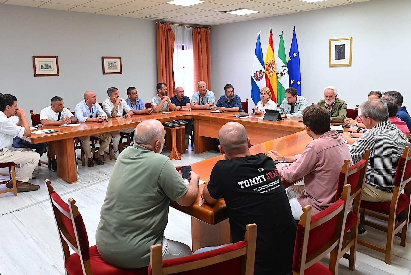 La alcaldesa, junto al comité de empresa de los servicios de limpieza.