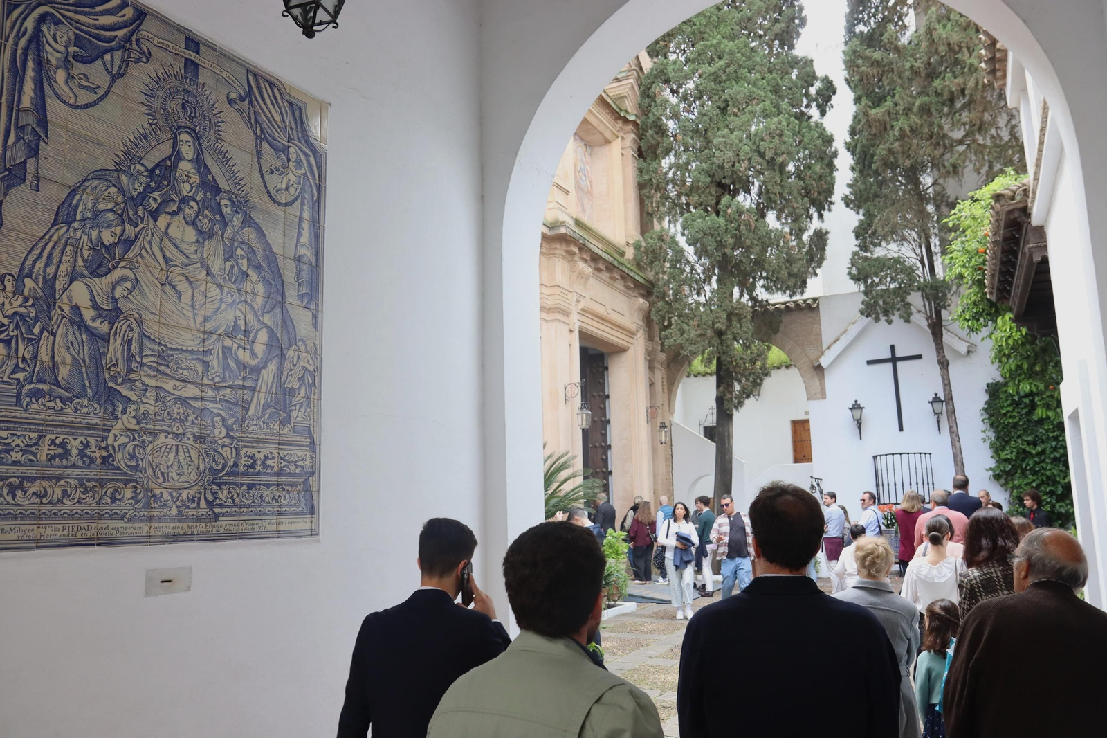 Sevilla acaricia la Semana Santa en un Domingo de Pasión lleno de cultos