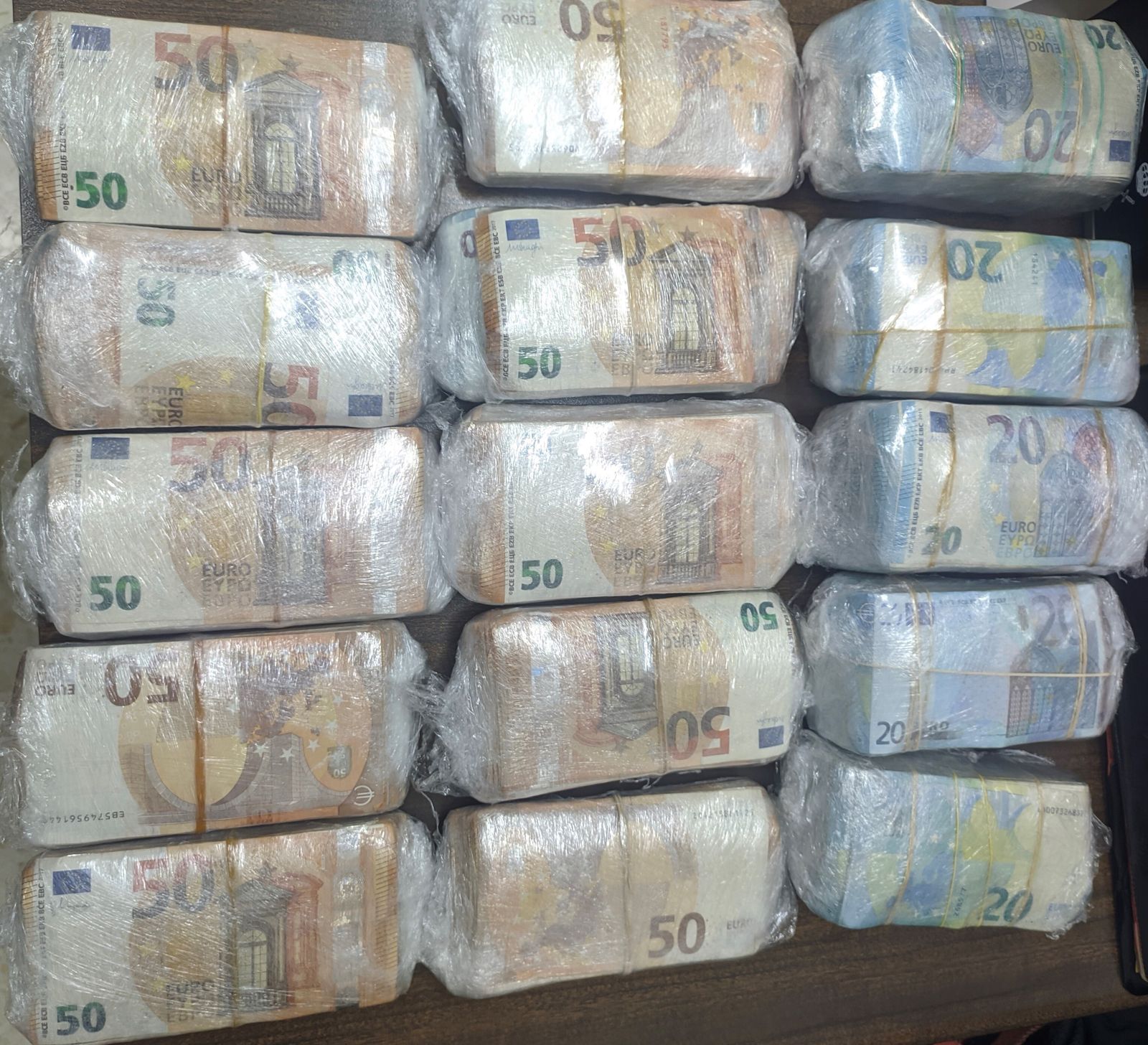 Fajos de dinero intervenidos en la autovía en Córdoba.