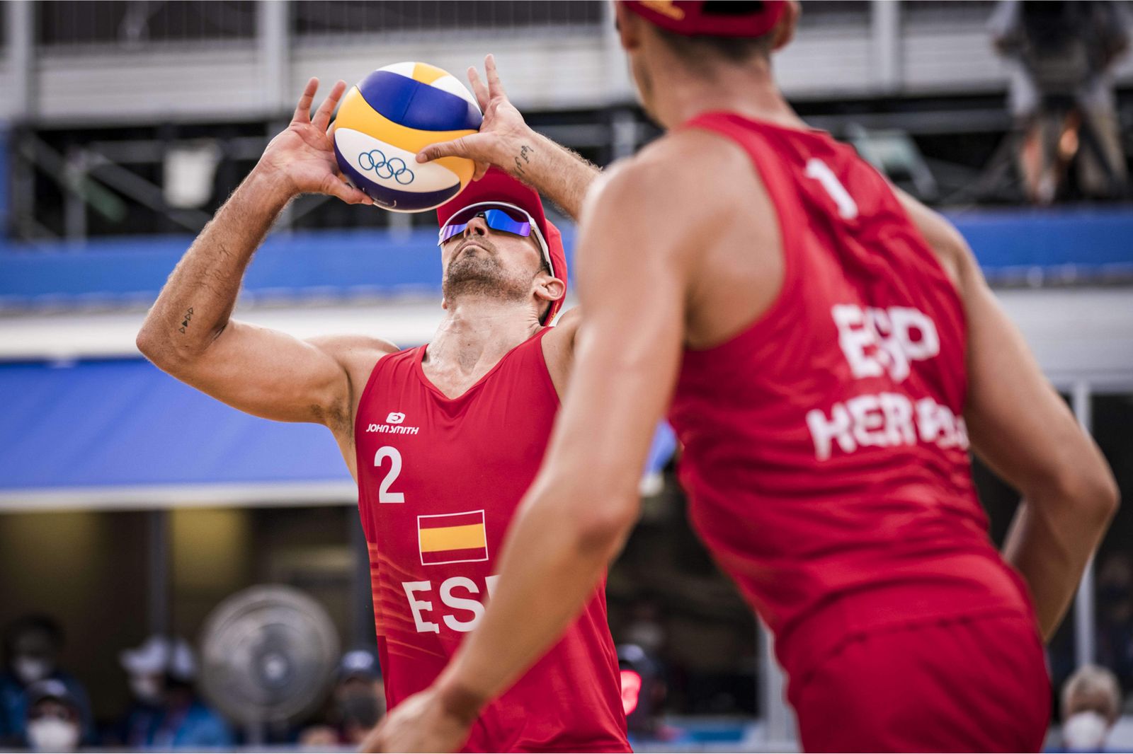 Gavira, con el balón, y Herrera, en su debut en Tokio.