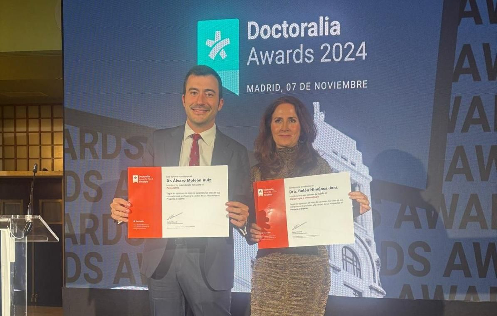 Los especialistas Álvaro Moleón y Belén Hinojosa con sus premios en los 'Doctoralia Awards', en el Círculo de Bellas Artes de Madrid.
