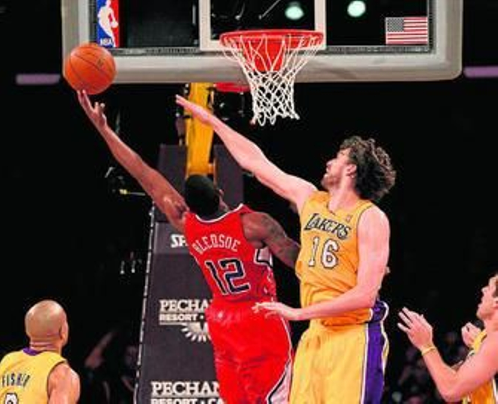 Pau Gasol intenta taponar a Bledsoe (Clippers).