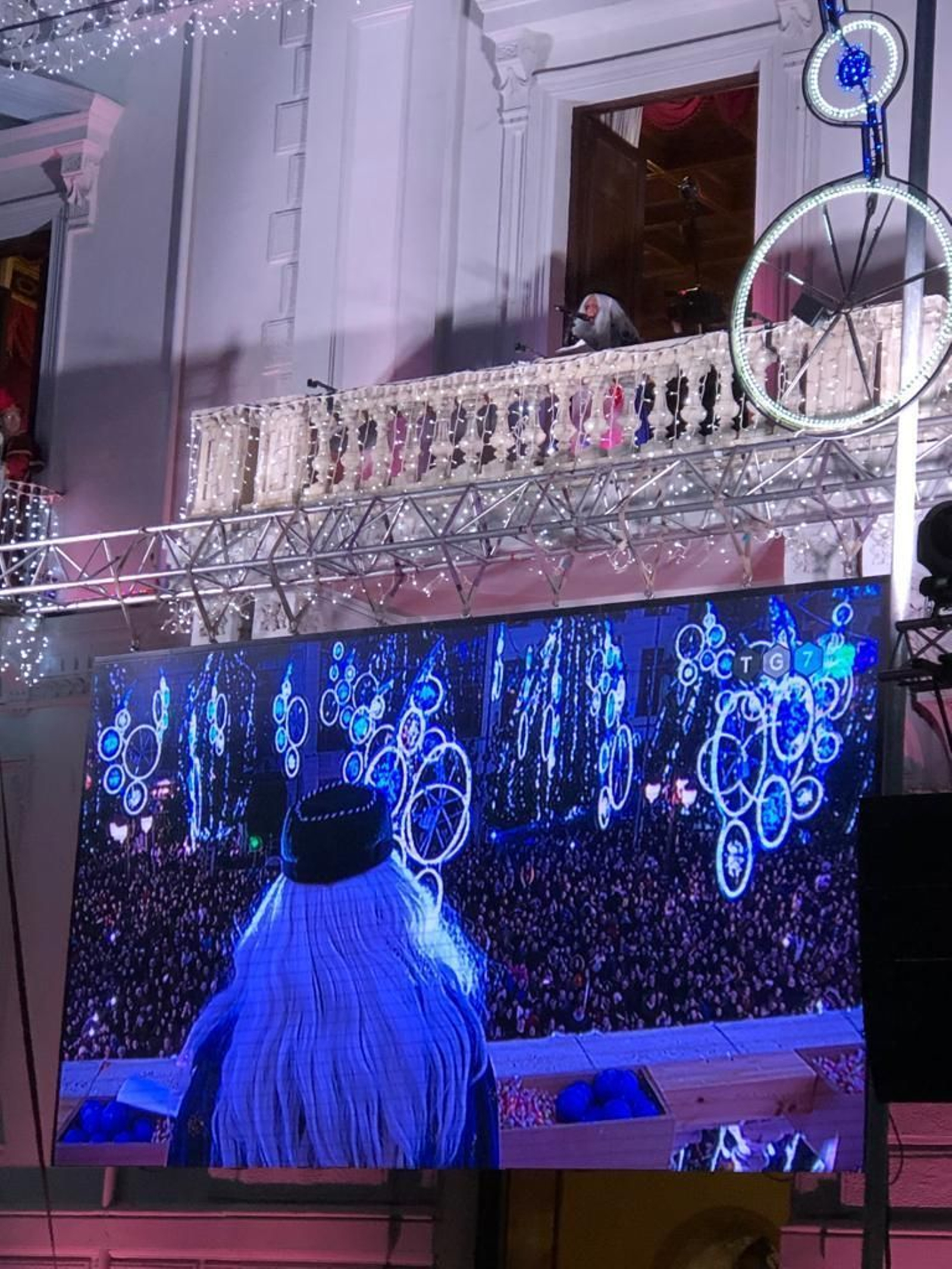 El duende Fermín en el balcón saluda a los asistentes.