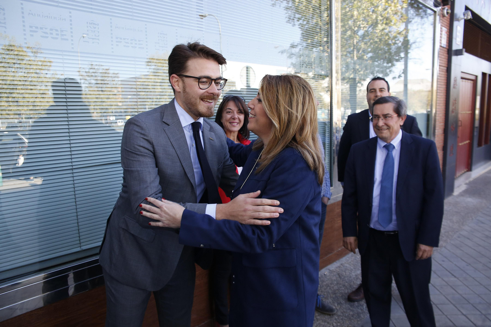 Susana Díaz saluda a Guillermo Quero, delegado de Cultura.