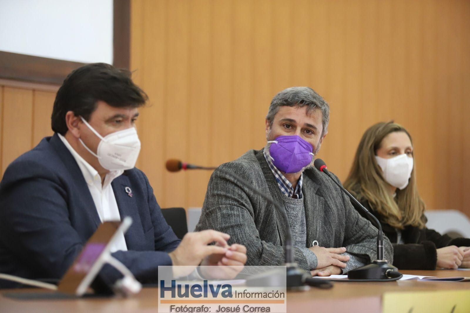 El alcalde de Huelva, junto al director del IES La Rábida durante el homenaje. El alcalde de Huelva, junto al director del IES La Rábida durante el homenaje.
