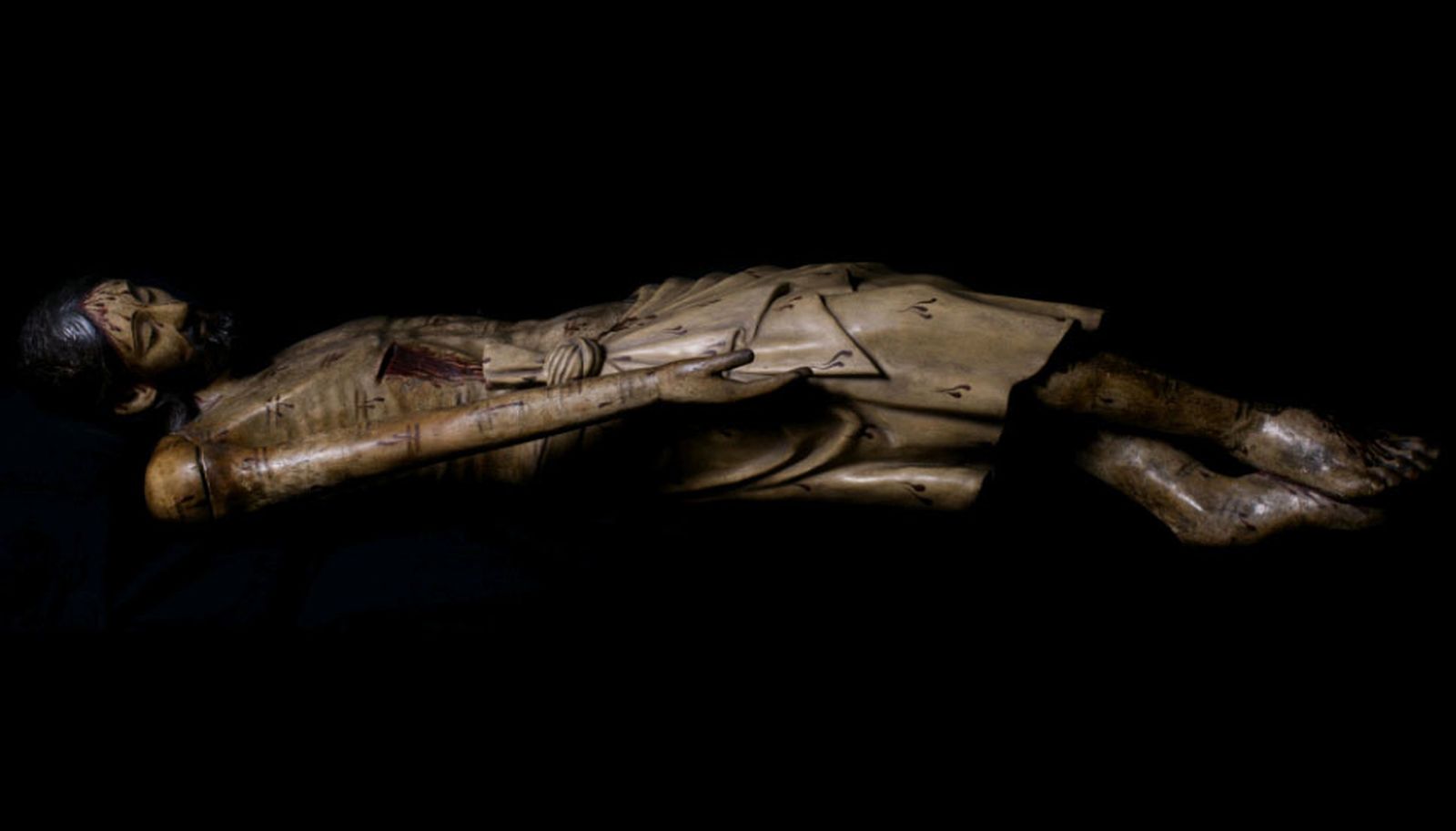 El Cristo de las Cinco Llagas es un crucificado gótico articulable, de gran valor artístico, que en la actualidad se venera como yacente.